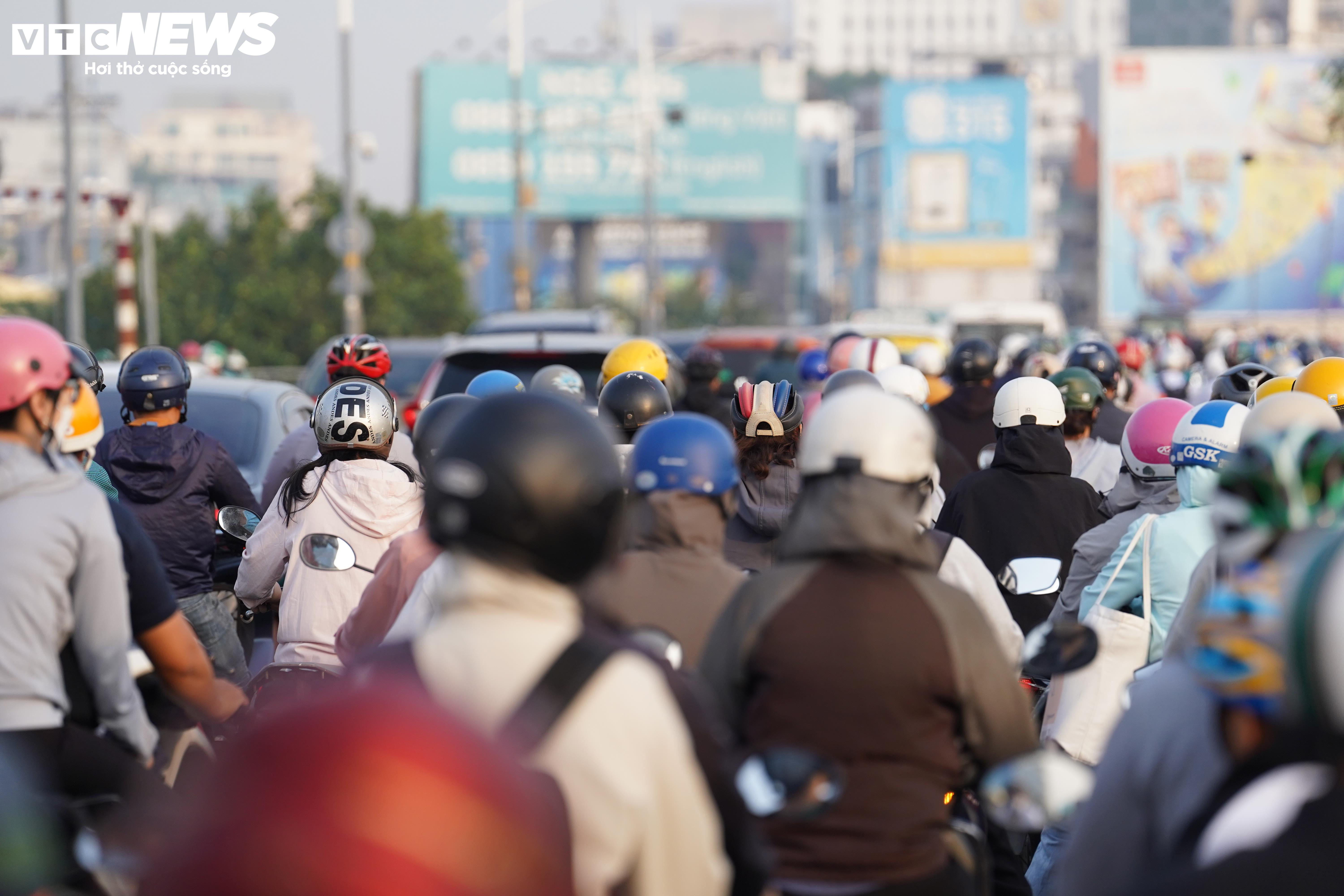 Ngày đầu trở lại làm việc sau kỳ nghỉ lễ, giao thông TP.HCM ra sao? - 4