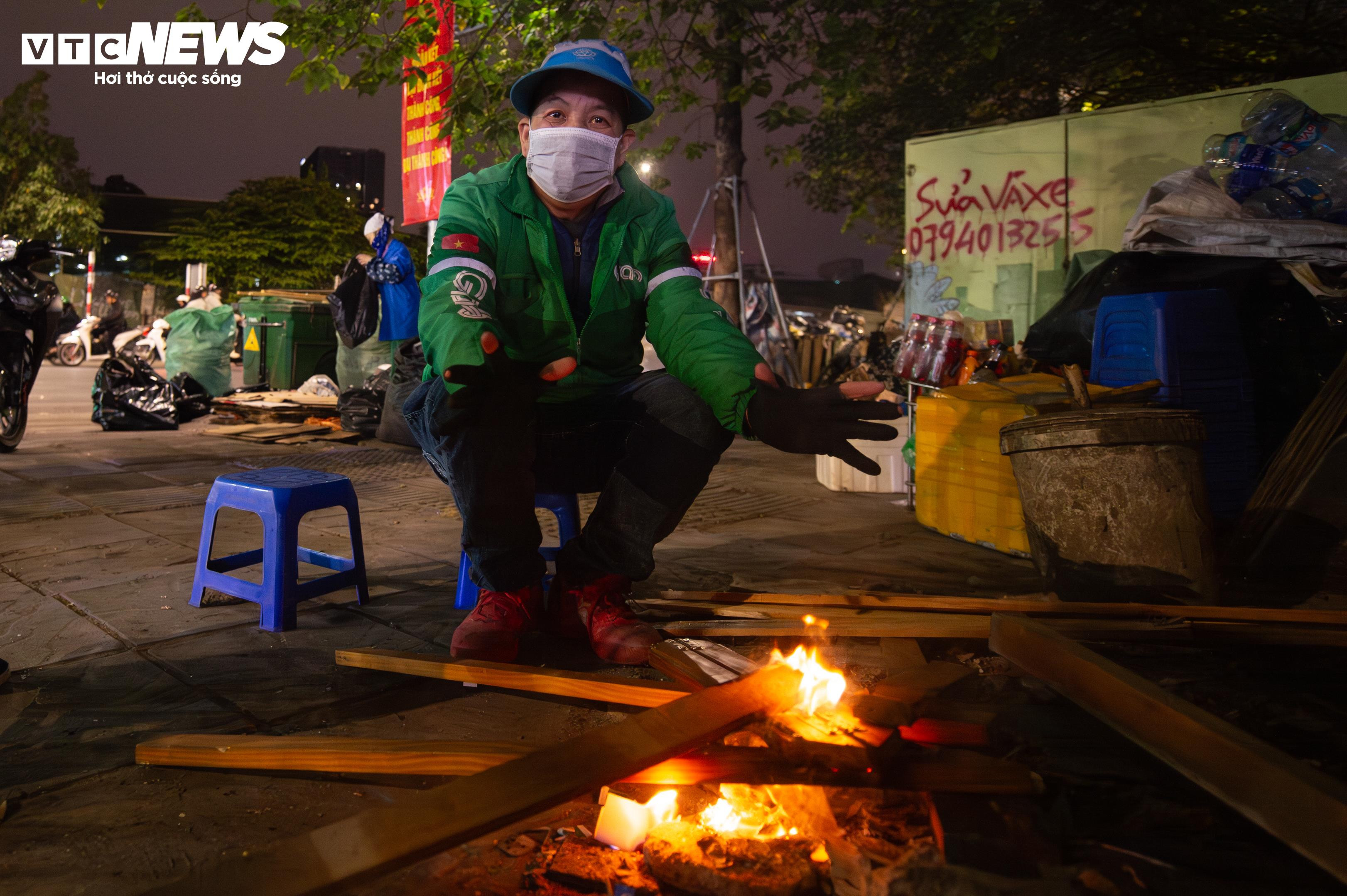 Hà Nội rét kỷ lục đầu mùa: Người lao động co ro bên bếp lửa suốt đêm - 5