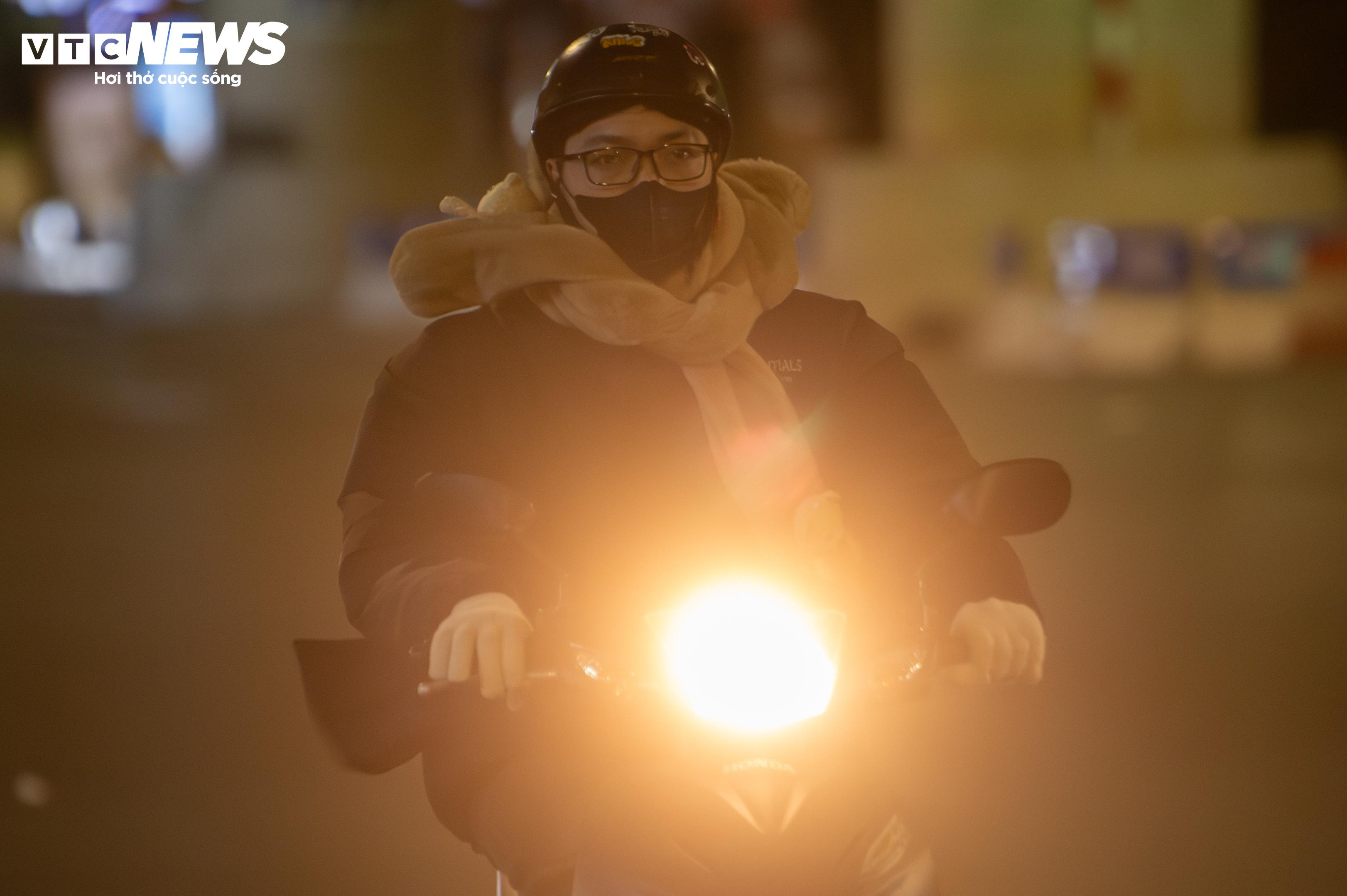 Hà Nội rét kỷ lục đầu mùa: Người lao động co ro bên bếp lửa suốt đêm - 12