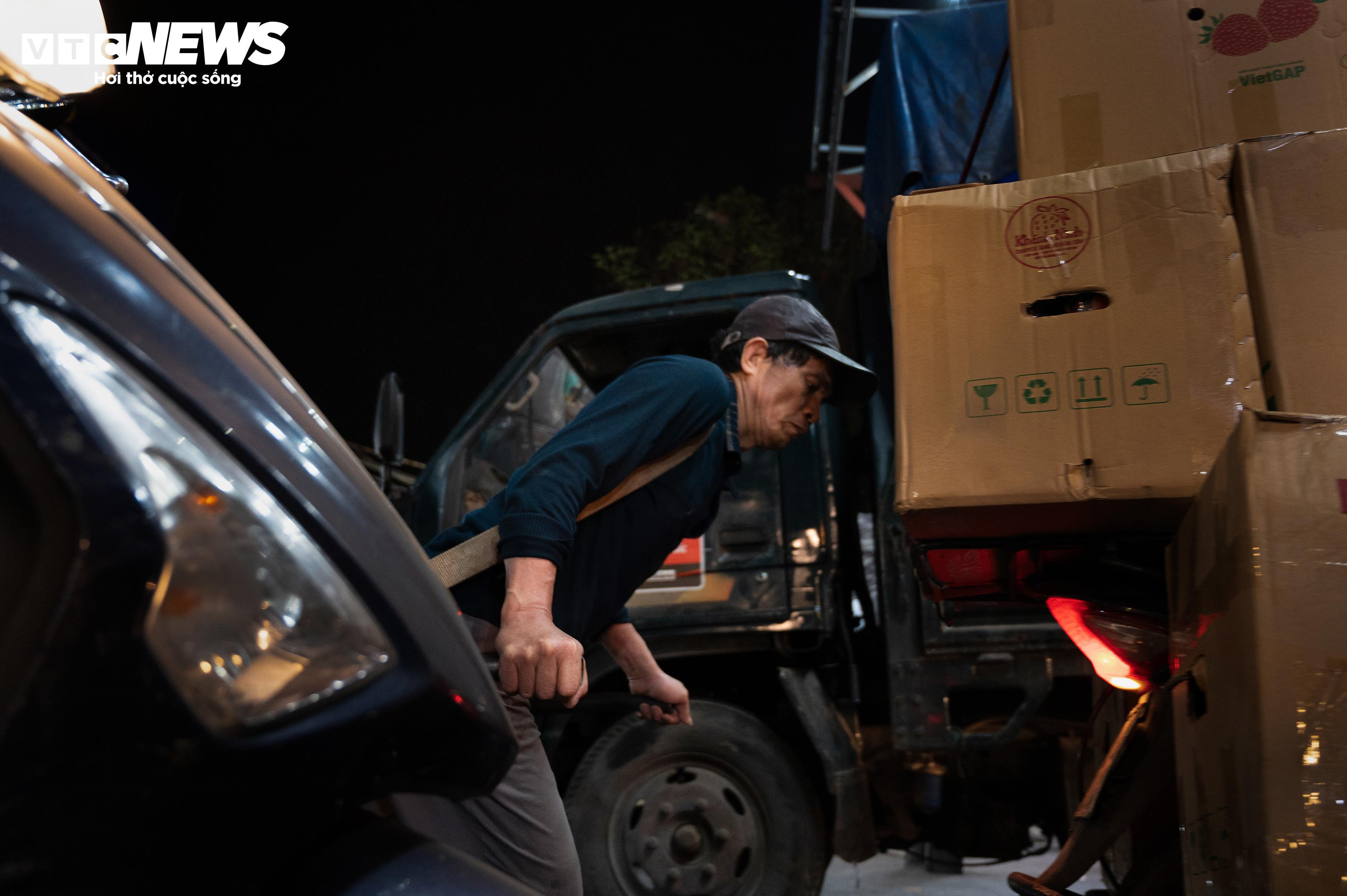 Hà Nội rét kỷ lục đầu mùa: Người lao động co ro bên bếp lửa suốt đêm - 9