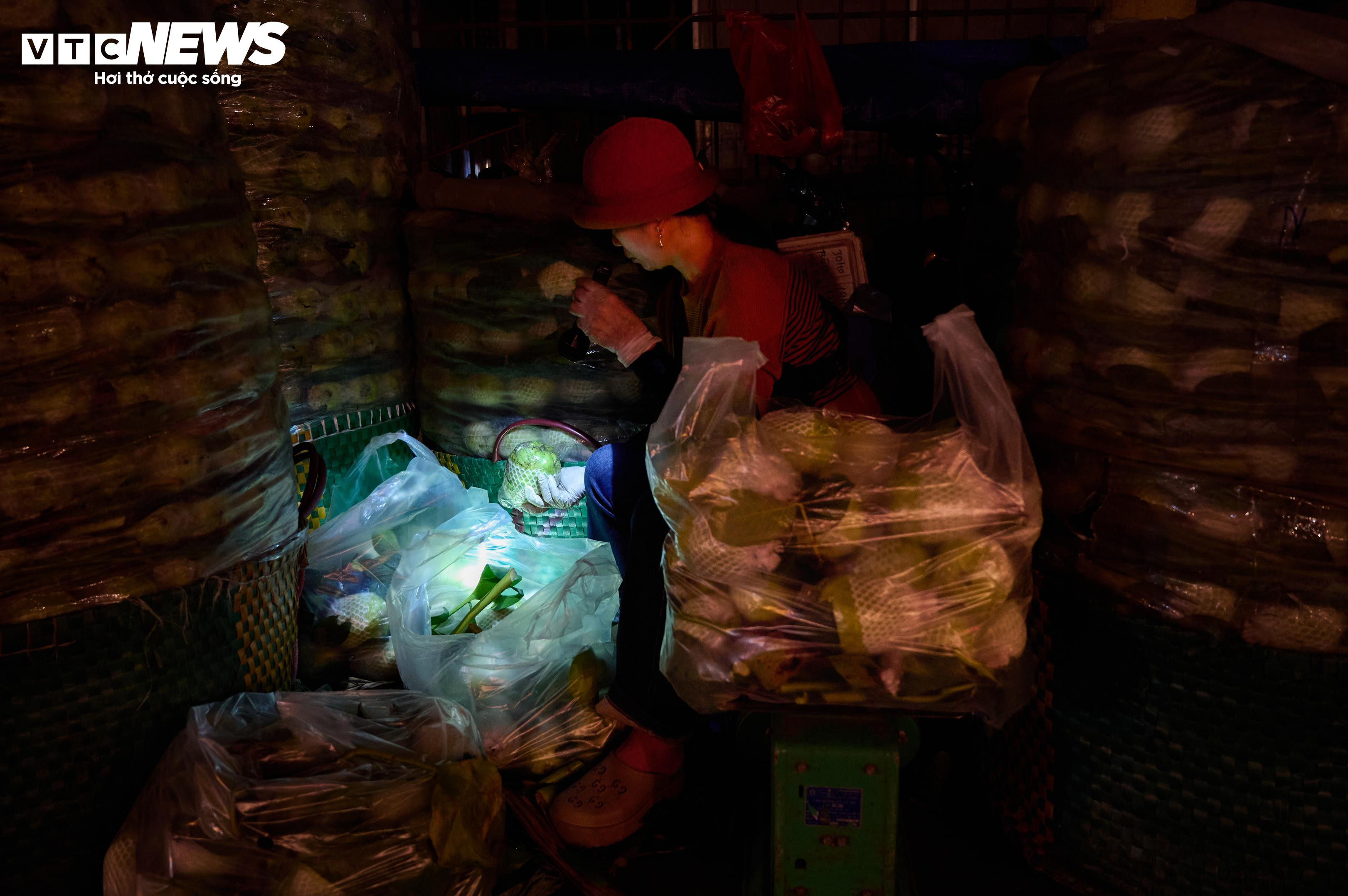 Hà Nội rét kỷ lục đầu mùa: Người lao động co ro bên bếp lửa suốt đêm - 10