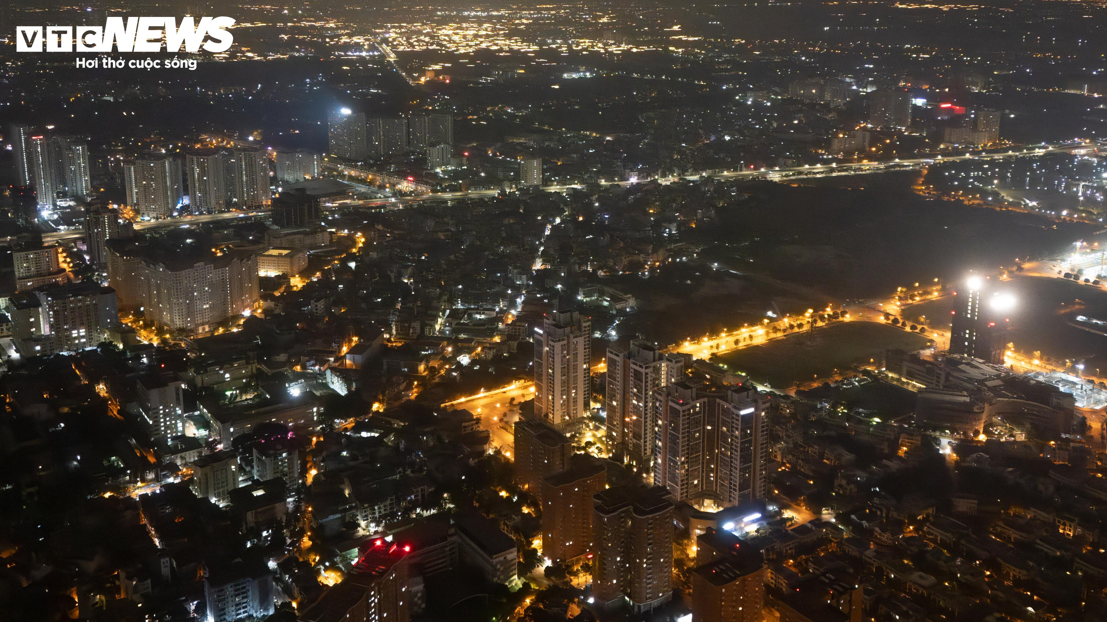 Hà Nội rét kỷ lục đầu mùa: Người lao động co ro bên bếp lửa suốt đêm - 16