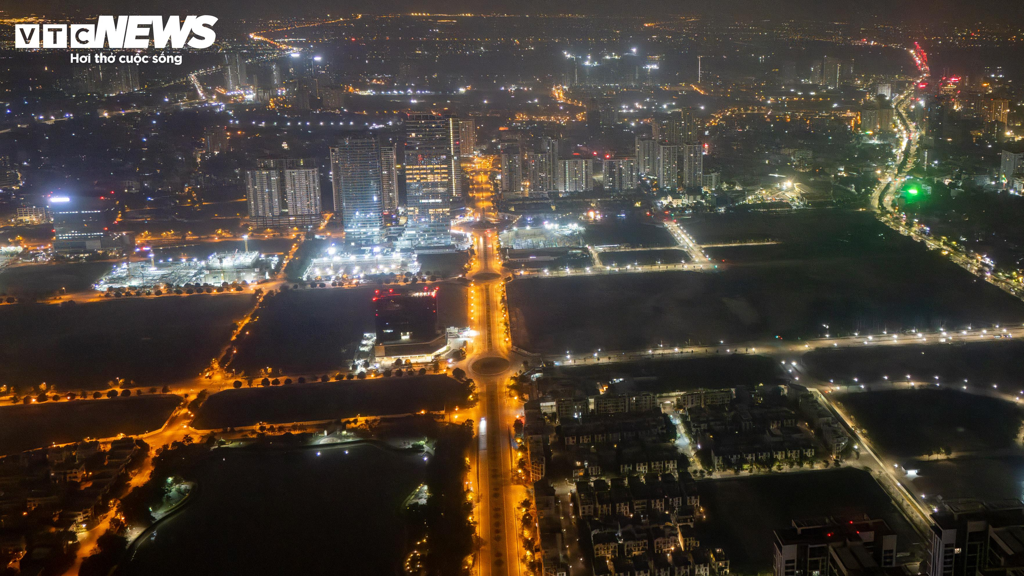 Hà Nội rét kỷ lục đầu mùa: Người lao động co ro bên bếp lửa suốt đêm - 1