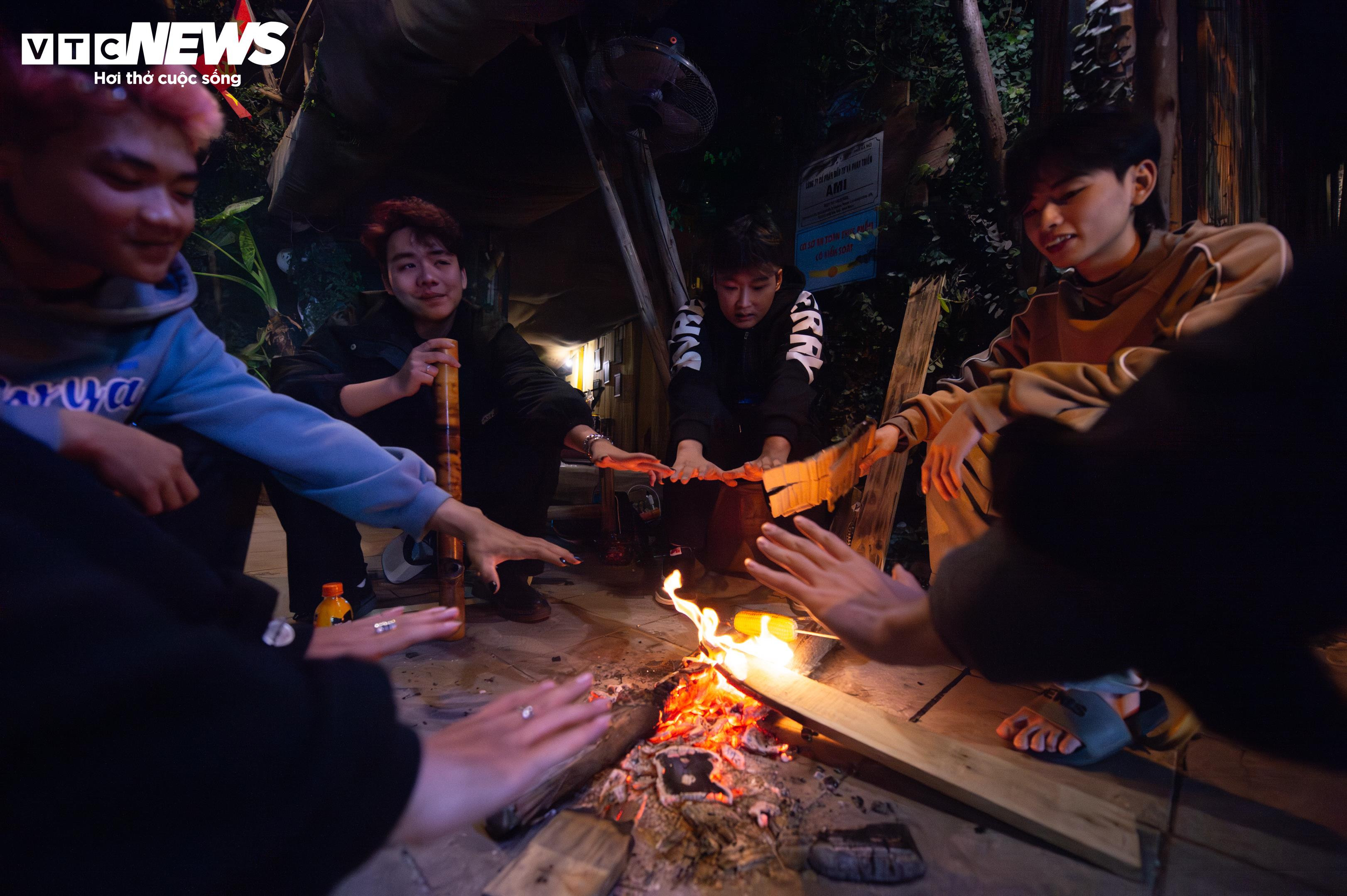 Hà Nội rét kỷ lục đầu mùa: Người lao động co ro bên bếp lửa suốt đêm - 3