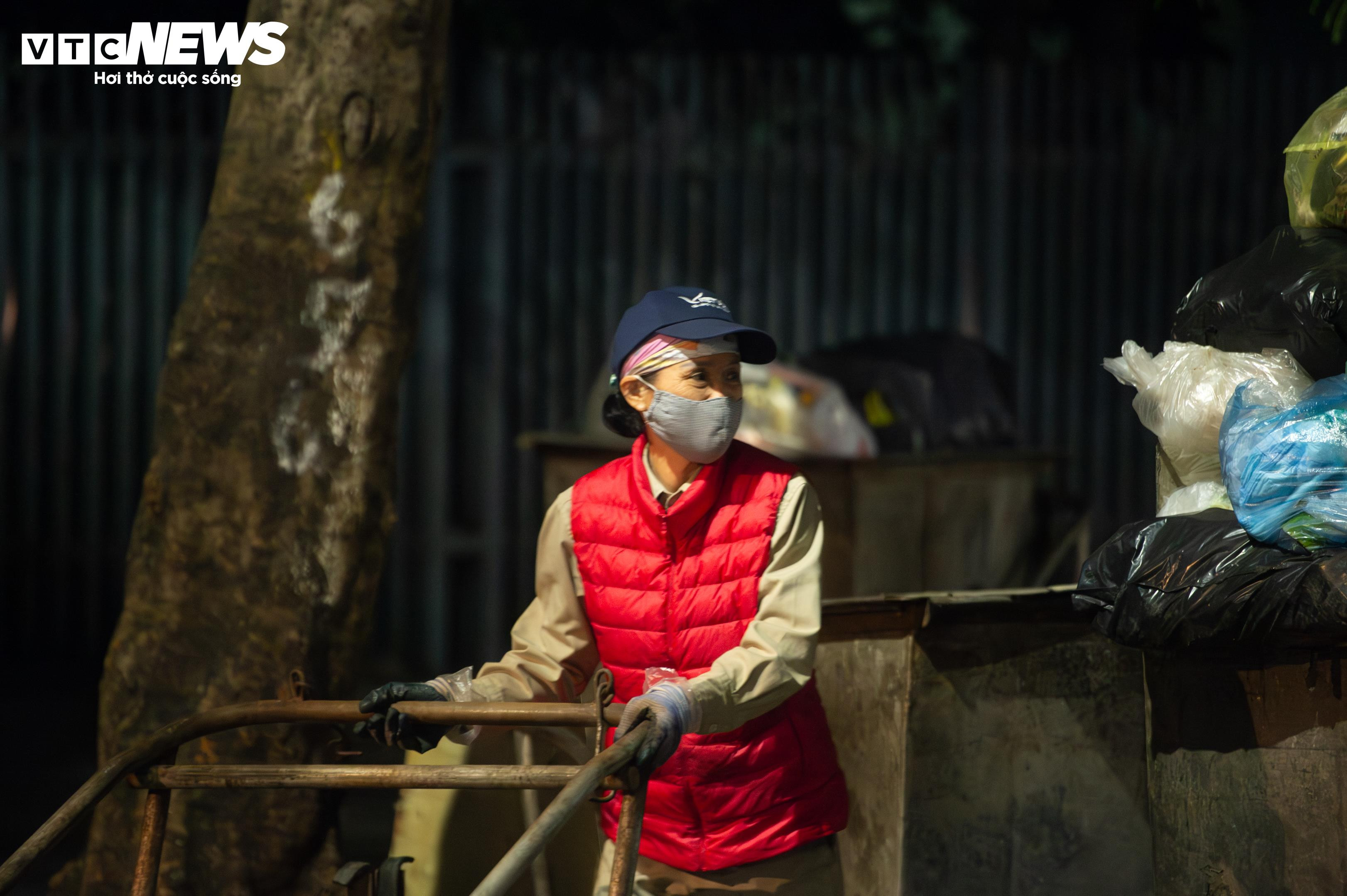 Hà Nội rét kỷ lục đầu mùa: Người lao động co ro bên bếp lửa suốt đêm - 6