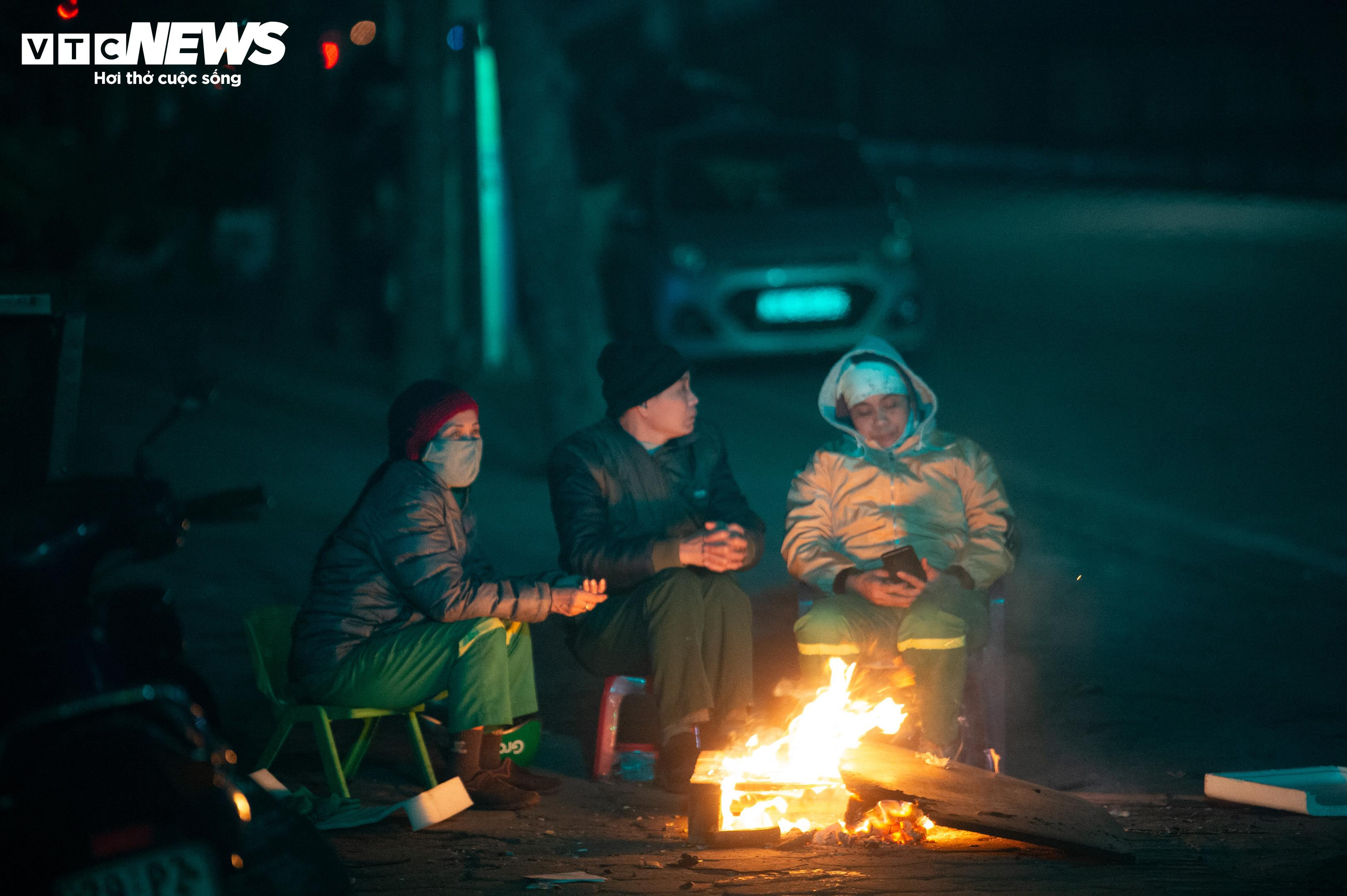 Hà Nội rét kỷ lục đầu mùa: Người lao động co ro bên bếp lửa suốt đêm - 15