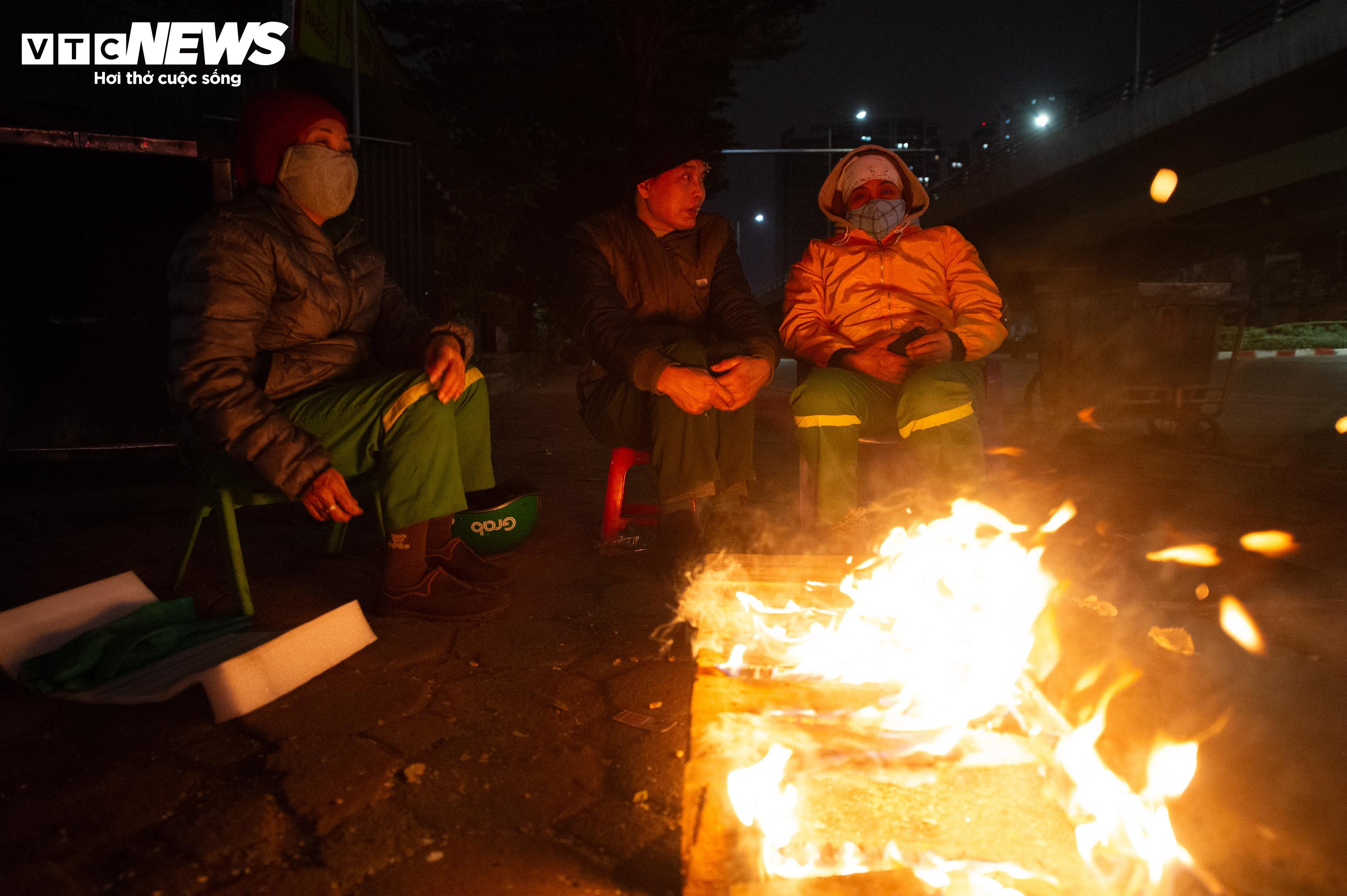 Hà Nội rét kỷ lục đầu mùa: Người lao động co ro bên bếp lửa suốt đêm - 4
