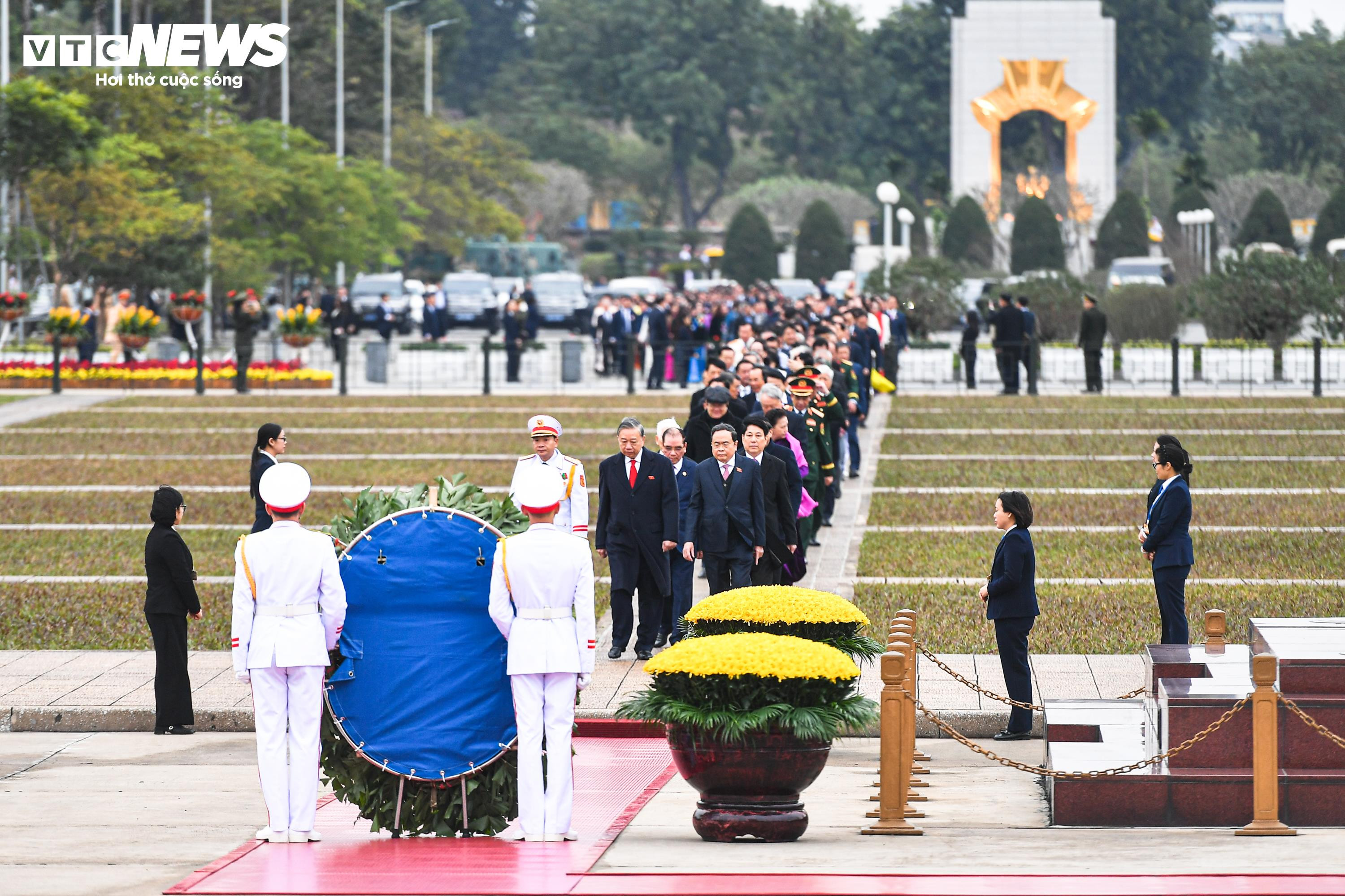 Lãnh đạo Đảng, Nhà nước và các đại biểu Quốc hội viếng Lăng Chủ tịch Hồ Chí Minh - 1