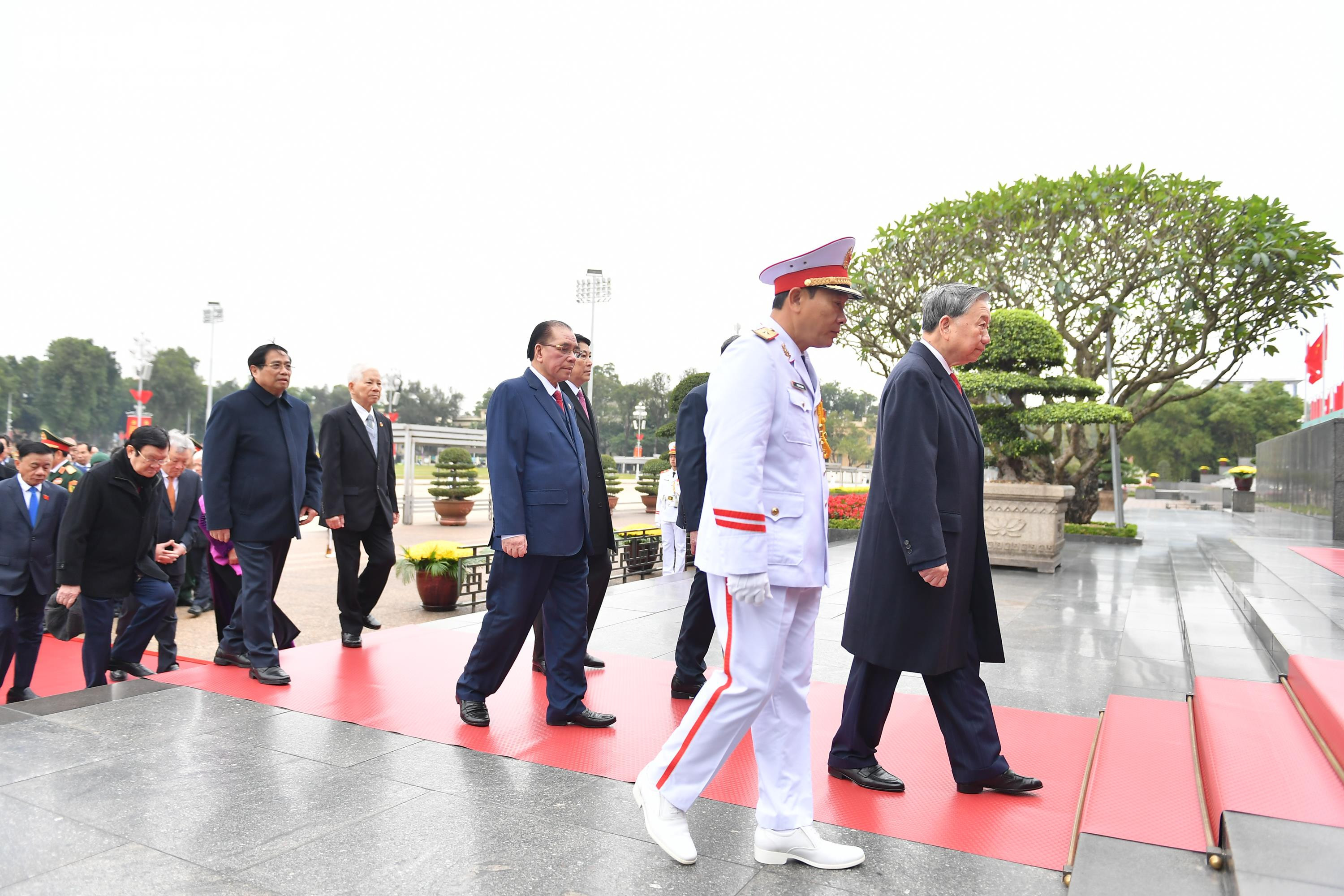 Lãnh đạo Đảng, Nhà nước và các đại biểu Quốc hội viếng Lăng Chủ tịch Hồ Chí Minh - 9