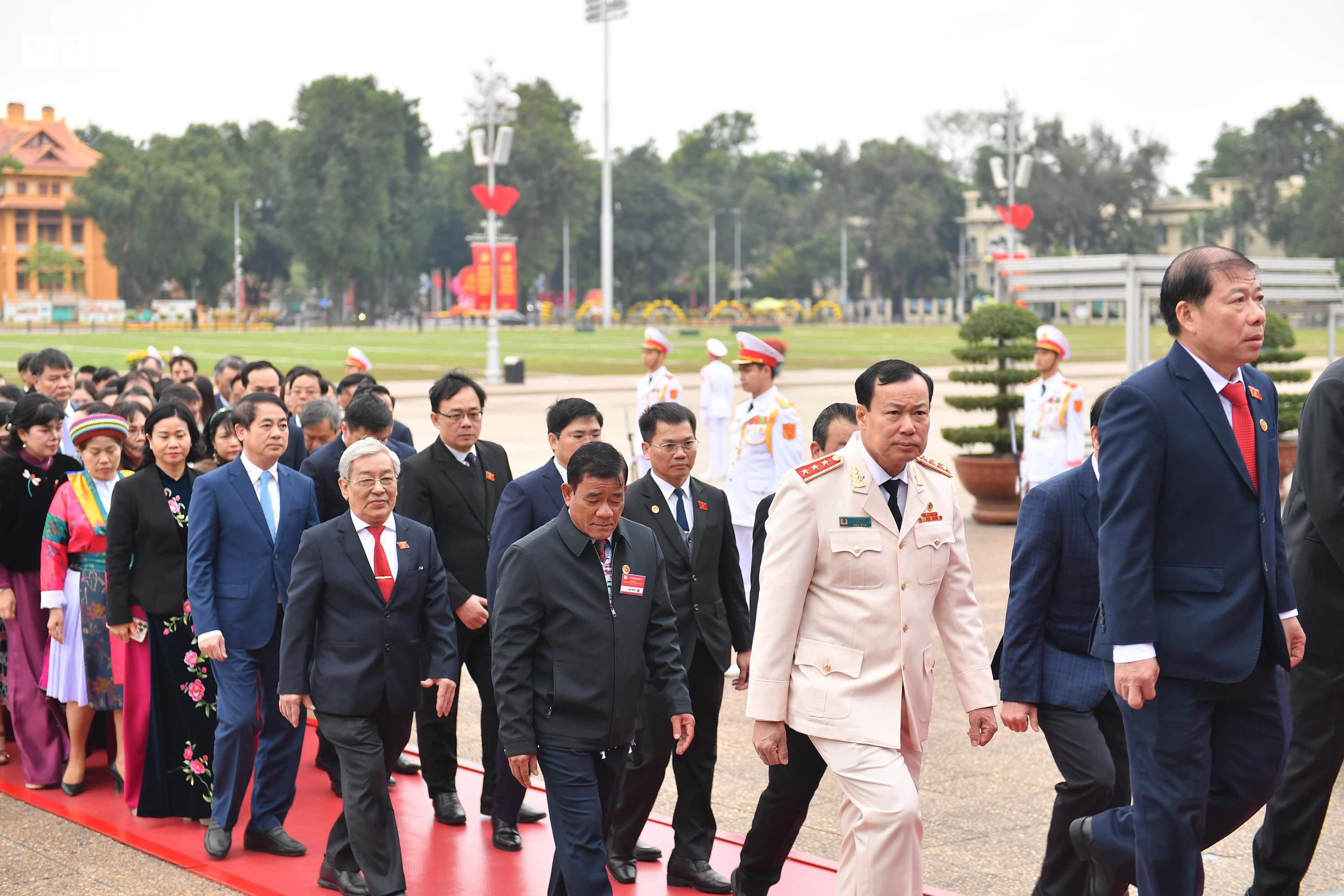 Lãnh đạo Đảng, Nhà nước và các đại biểu Quốc hội viếng Lăng Chủ tịch Hồ Chí Minh - 10