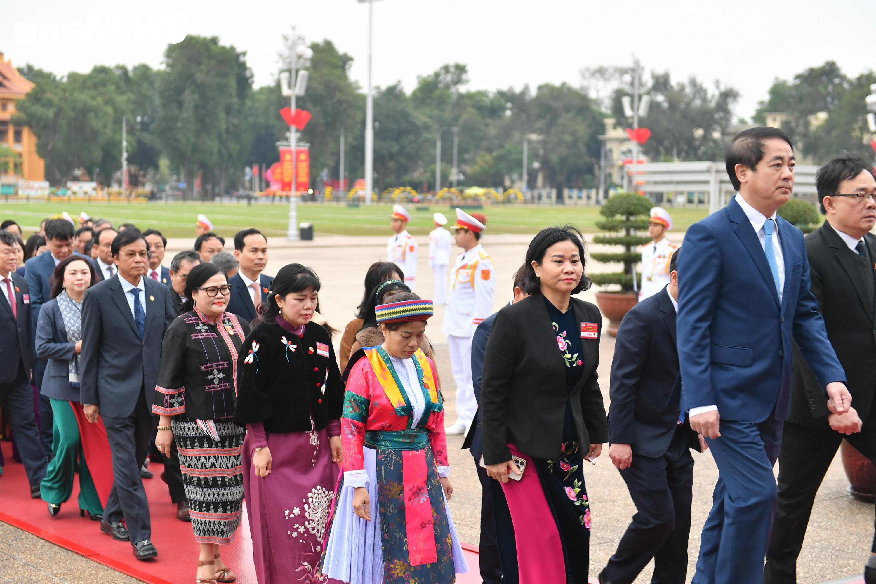 Lãnh đạo Đảng, Nhà nước và các đại biểu Quốc hội viếng Lăng Chủ tịch Hồ Chí Minh - 11