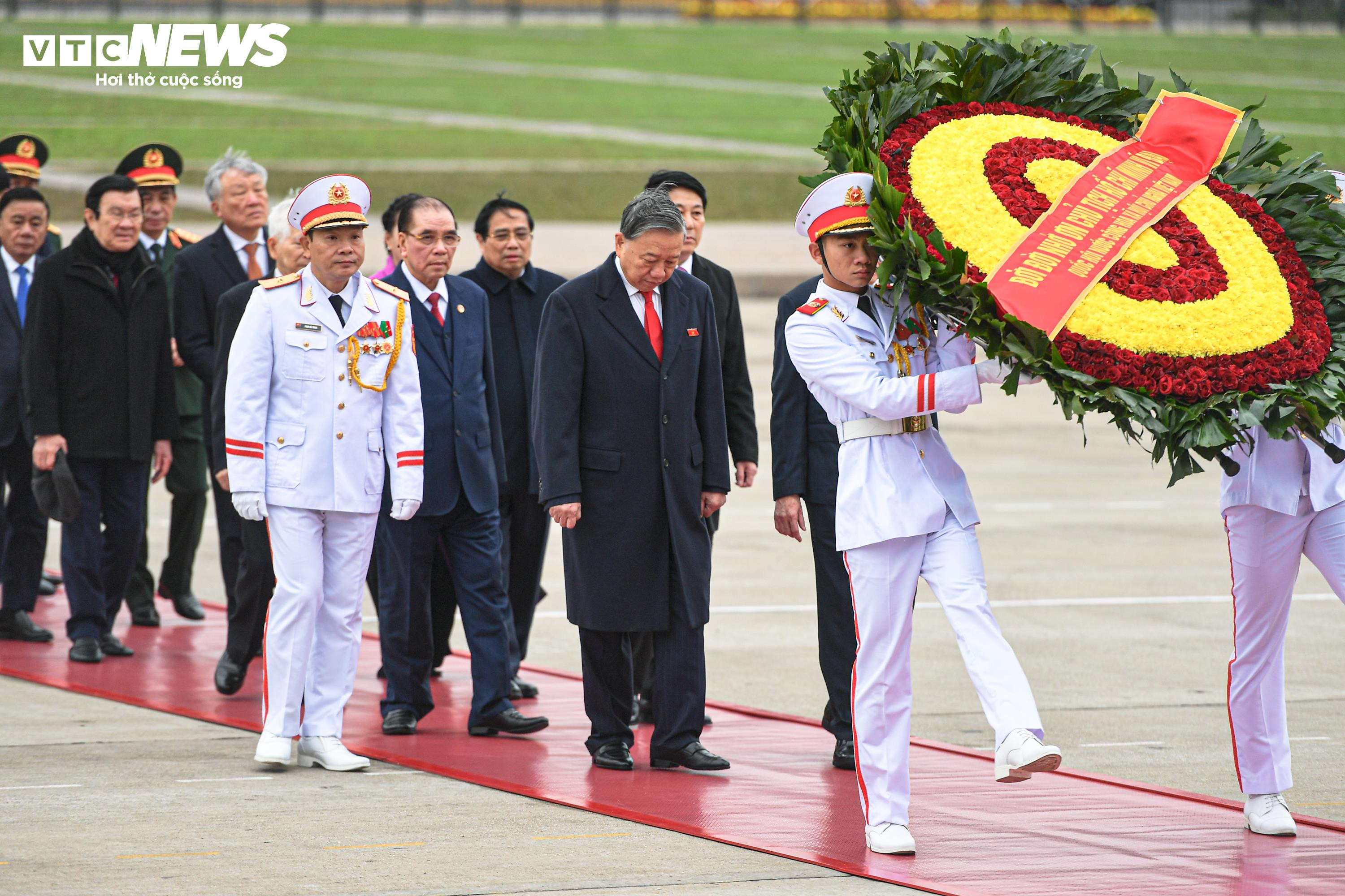 Lãnh đạo Đảng, Nhà nước và các đại biểu Quốc hội viếng Lăng Chủ tịch Hồ Chí Minh - 3