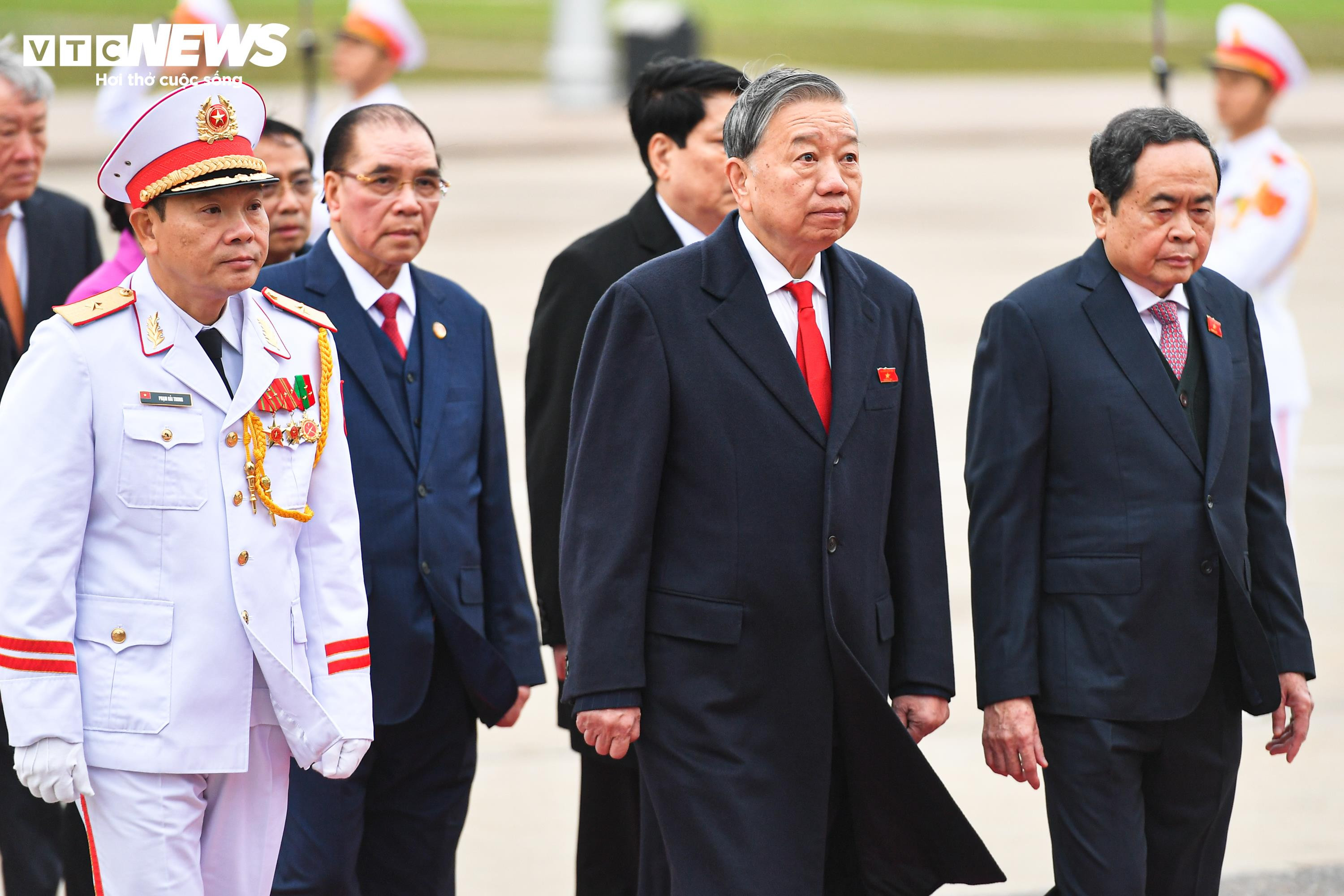 Lãnh đạo Đảng, Nhà nước và các đại biểu Quốc hội viếng Lăng Chủ tịch Hồ Chí Minh - 4