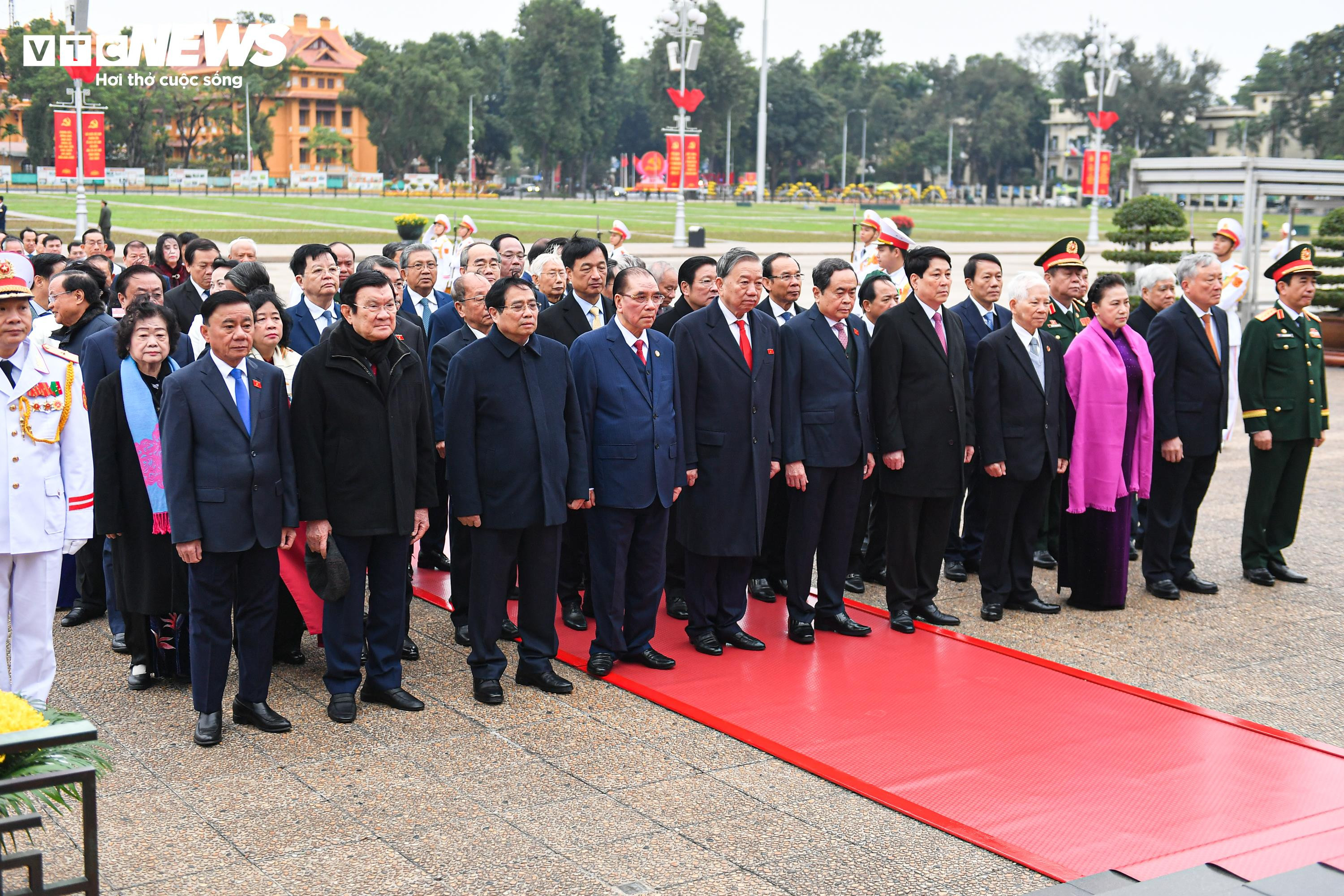 Lãnh đạo Đảng, Nhà nước và các đại biểu Quốc hội viếng Lăng Chủ tịch Hồ Chí Minh - 5