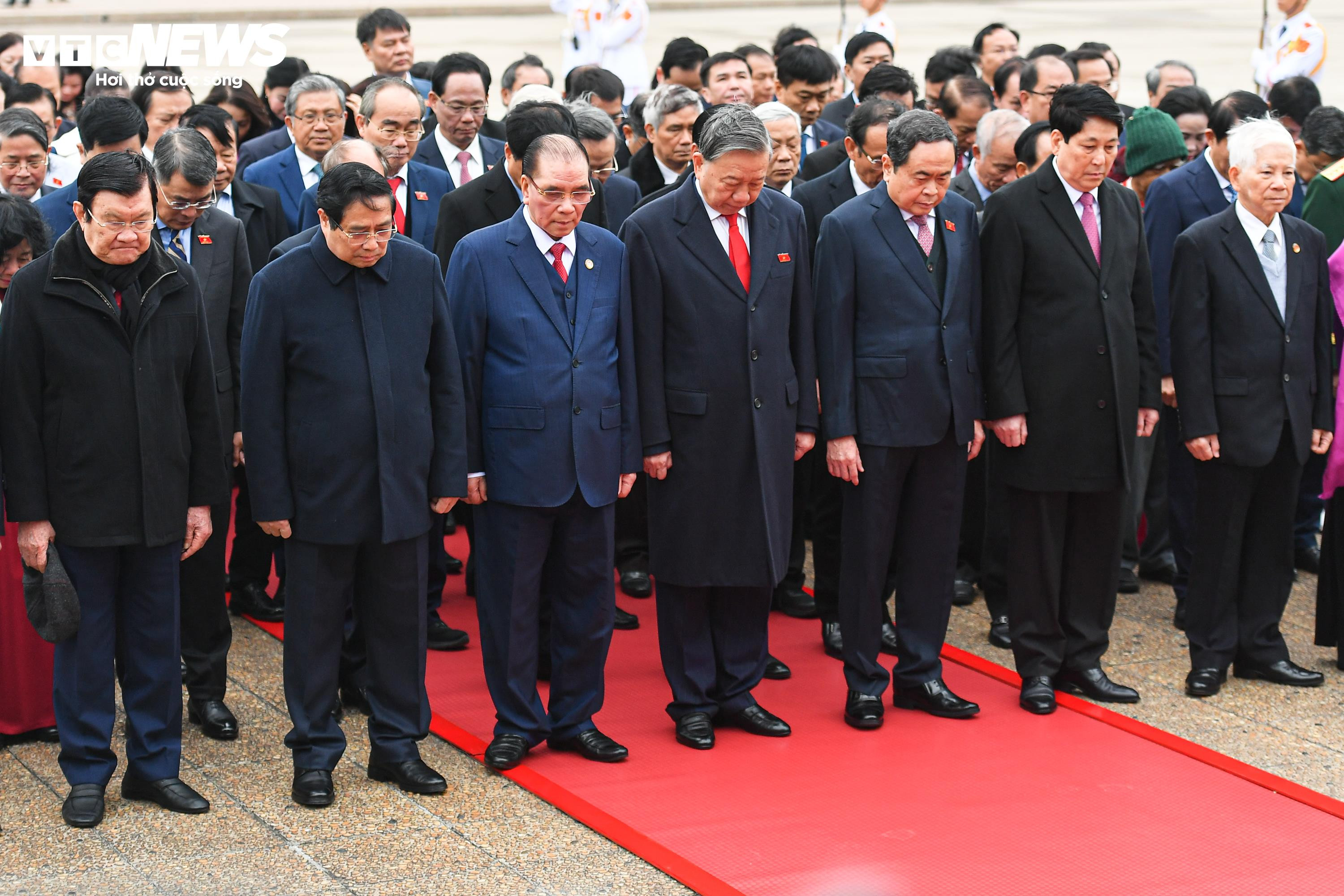 Lãnh đạo Đảng, Nhà nước và các đại biểu Quốc hội viếng Lăng Chủ tịch Hồ Chí Minh - 6