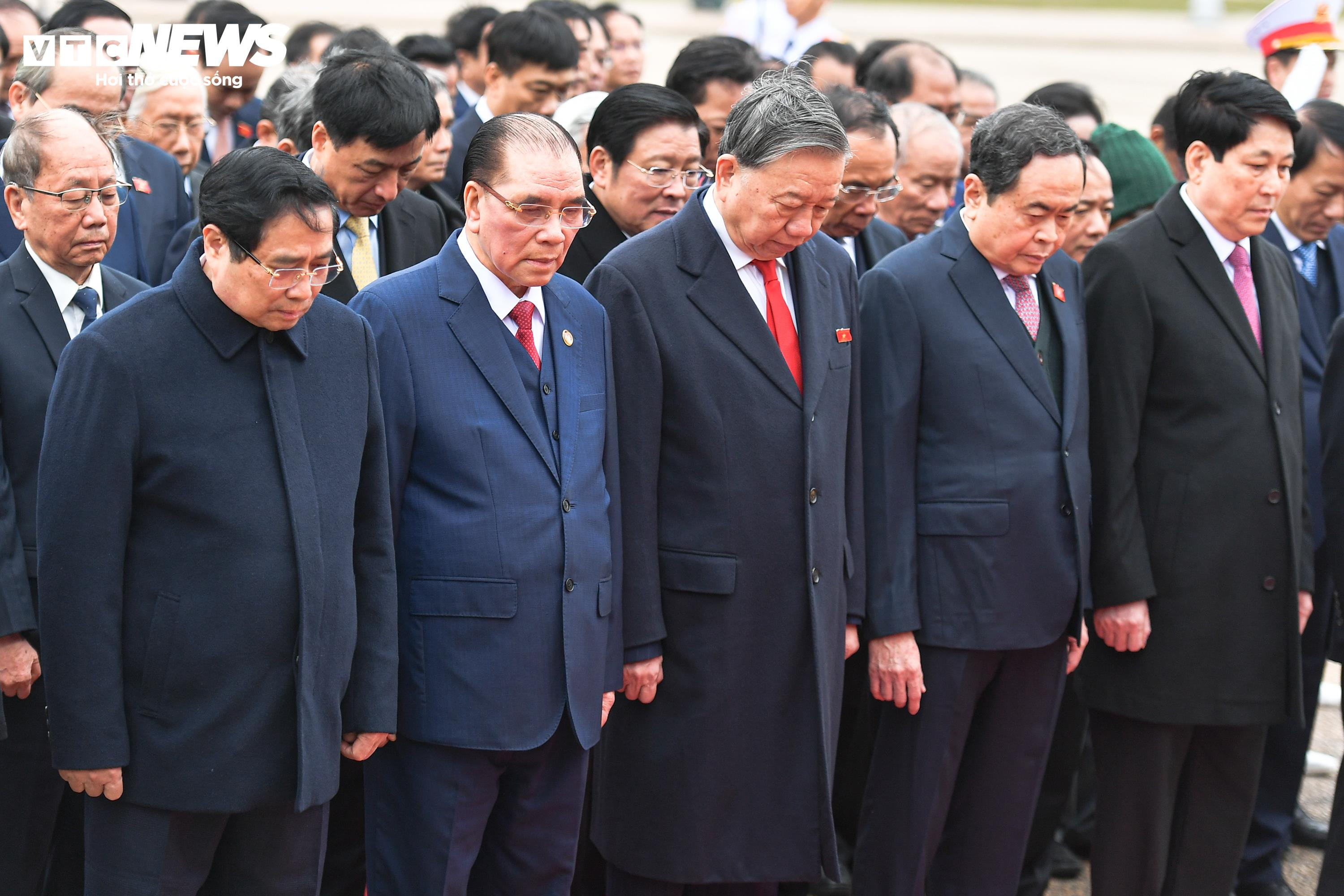 Lãnh đạo Đảng, Nhà nước và các đại biểu Quốc hội viếng Lăng Chủ tịch Hồ Chí Minh - 7