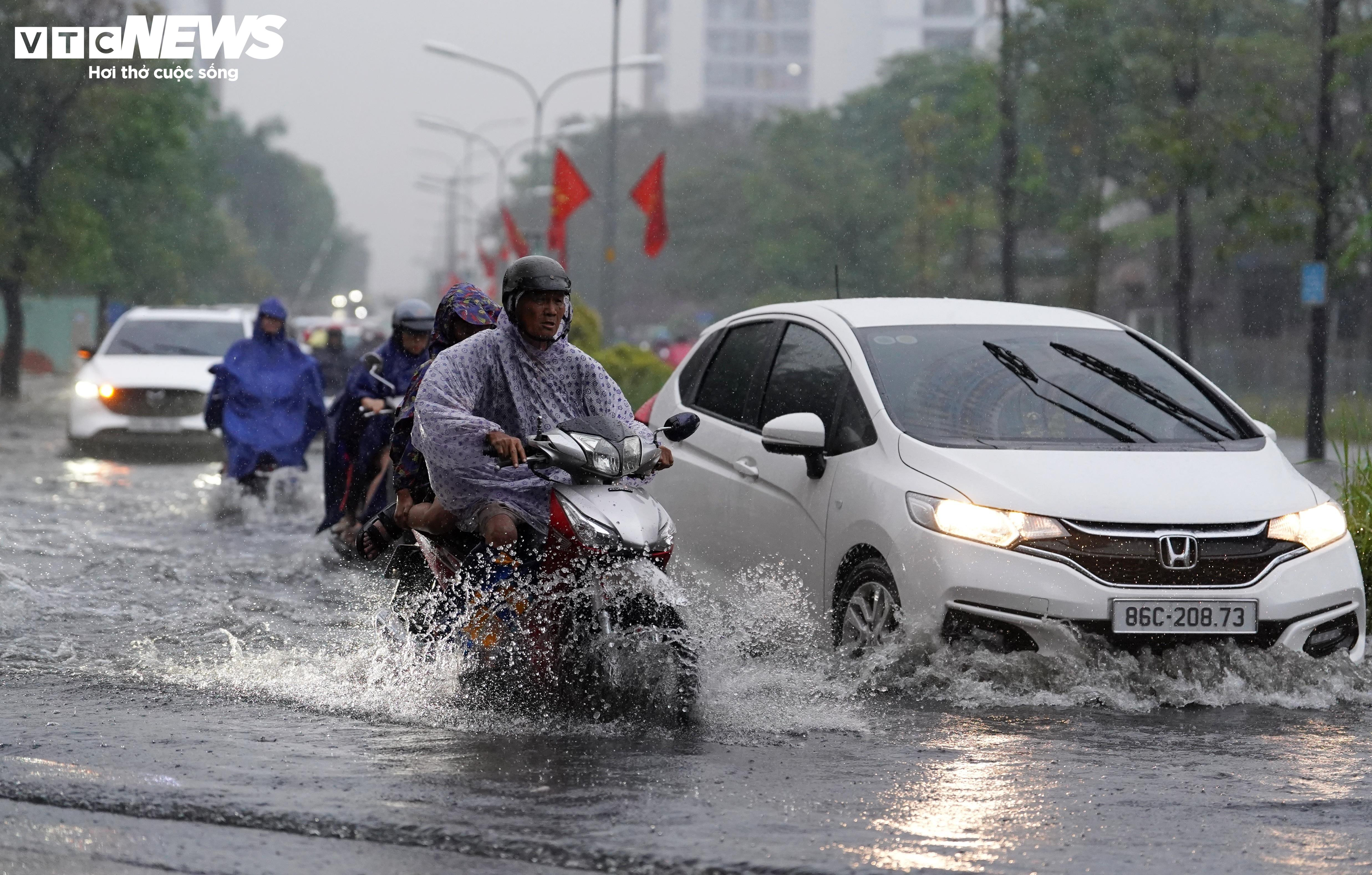Mưa dông trái mùa, nhiều tuyến đường ở TP.HCM ngập sâu - 12