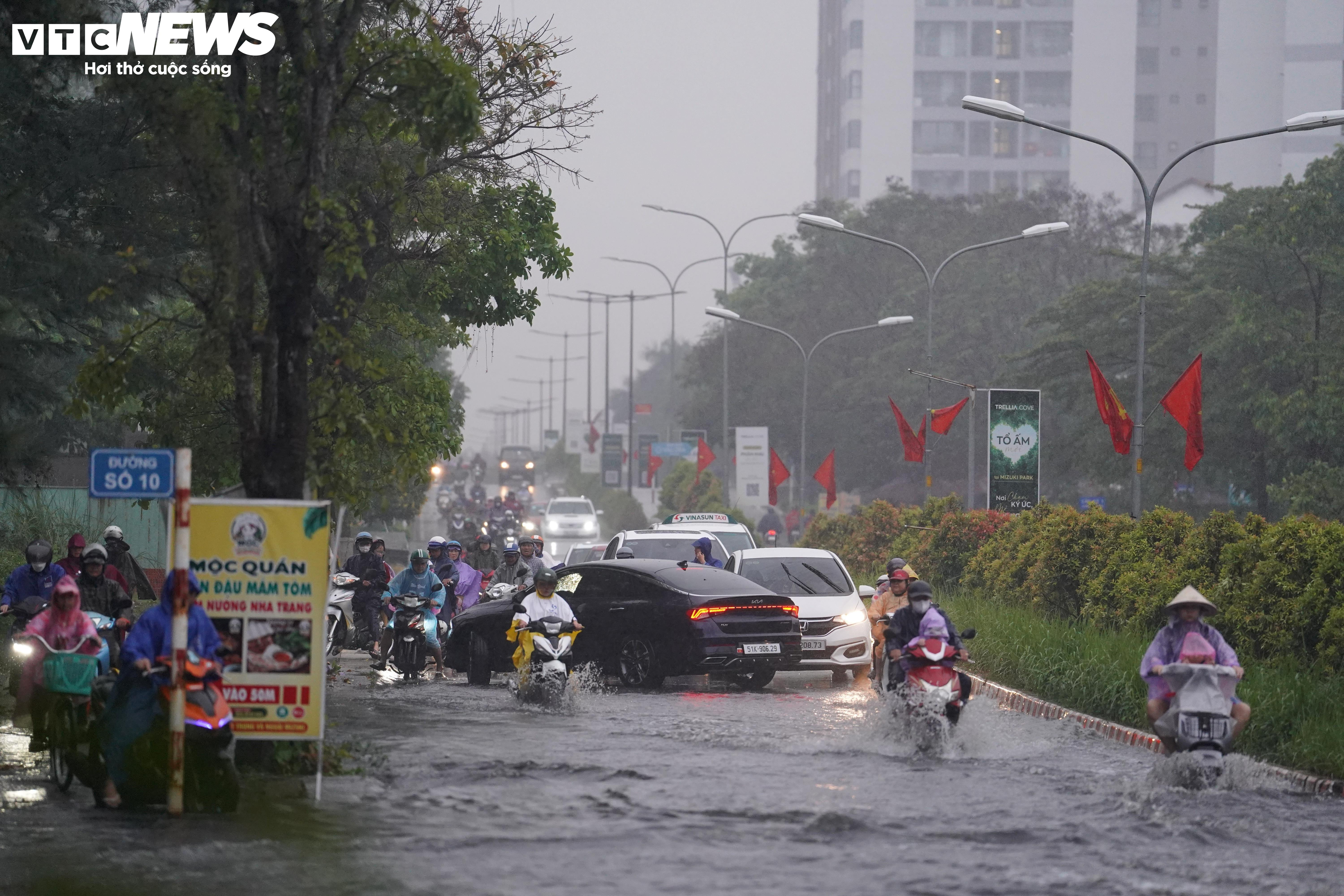 Mưa dông trái mùa, nhiều tuyến đường ở TP.HCM ngập sâu - 17