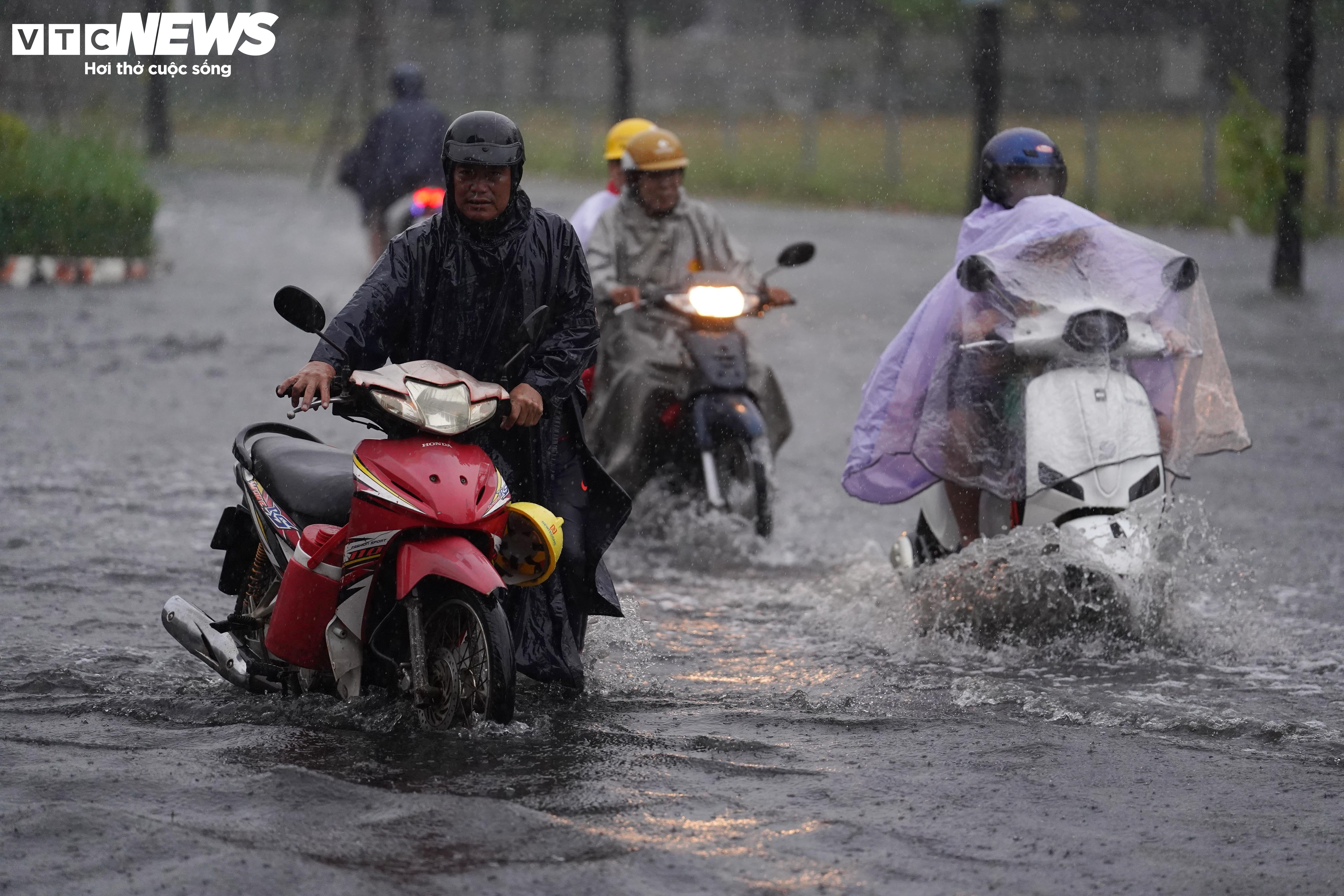 Mưa dông trái mùa, nhiều tuyến đường ở TP.HCM ngập sâu - 6