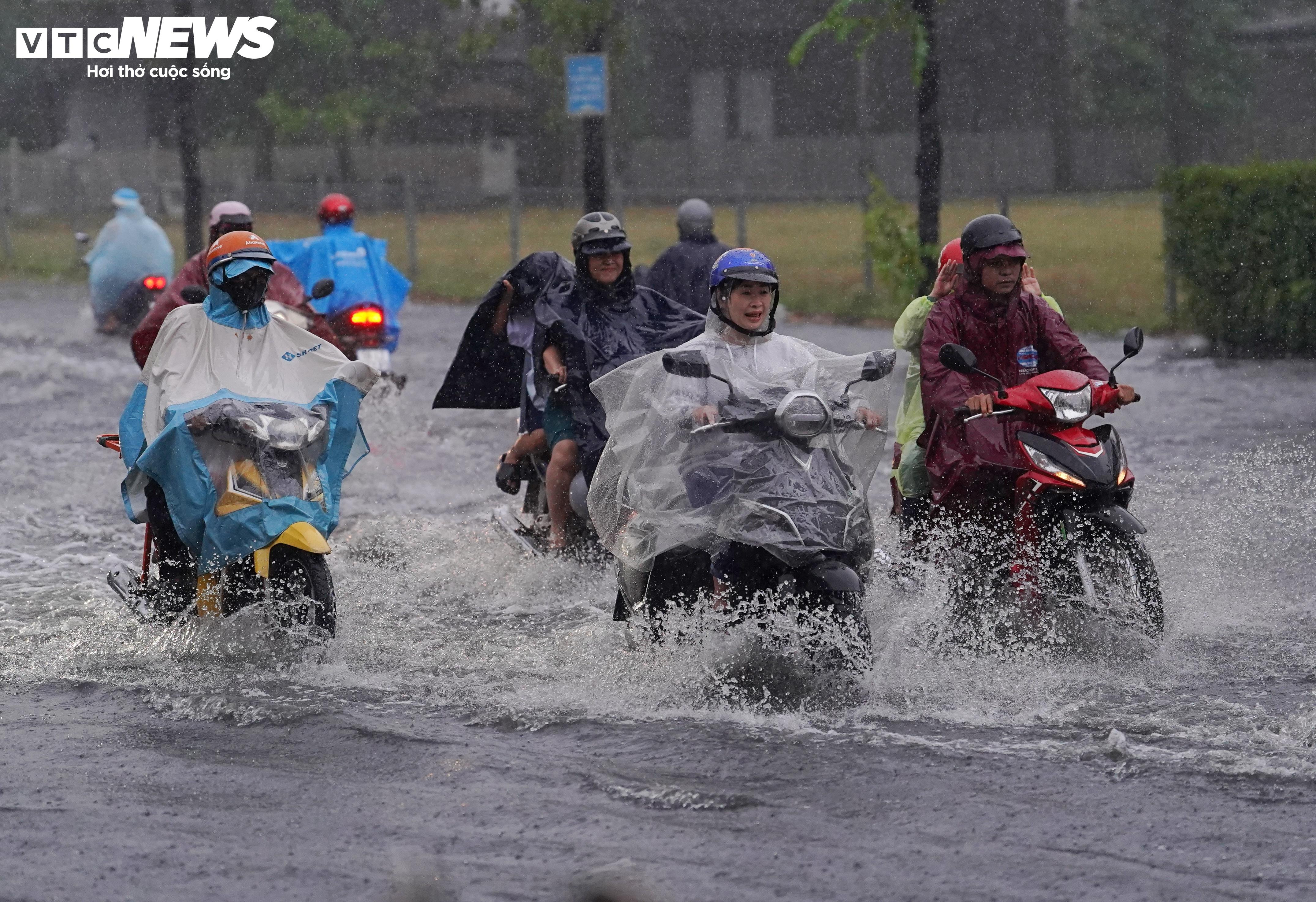 Mưa dông trái mùa, nhiều tuyến đường ở TP.HCM ngập sâu - 2