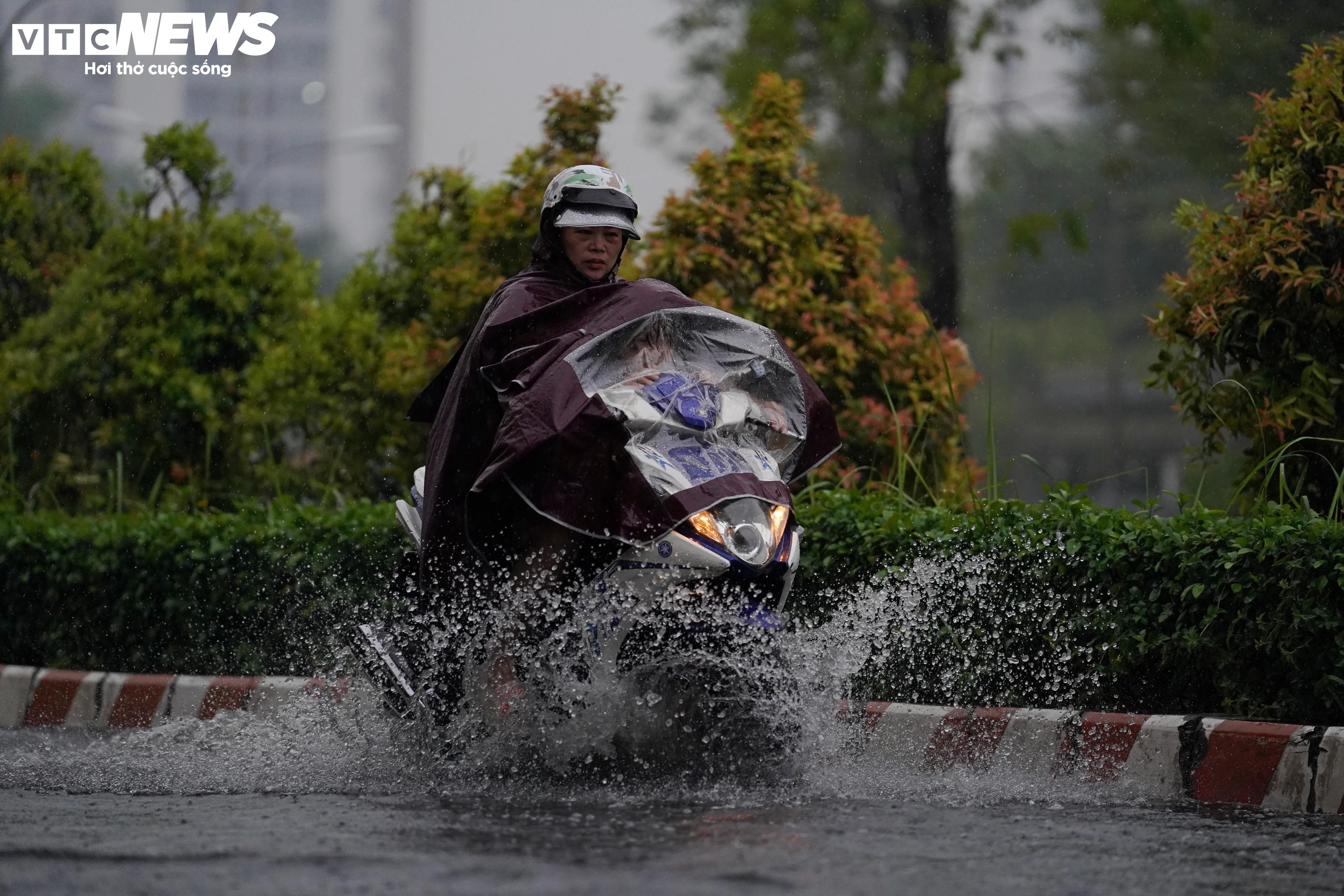 Mưa dông trái mùa, nhiều tuyến đường ở TP.HCM ngập sâu - 5