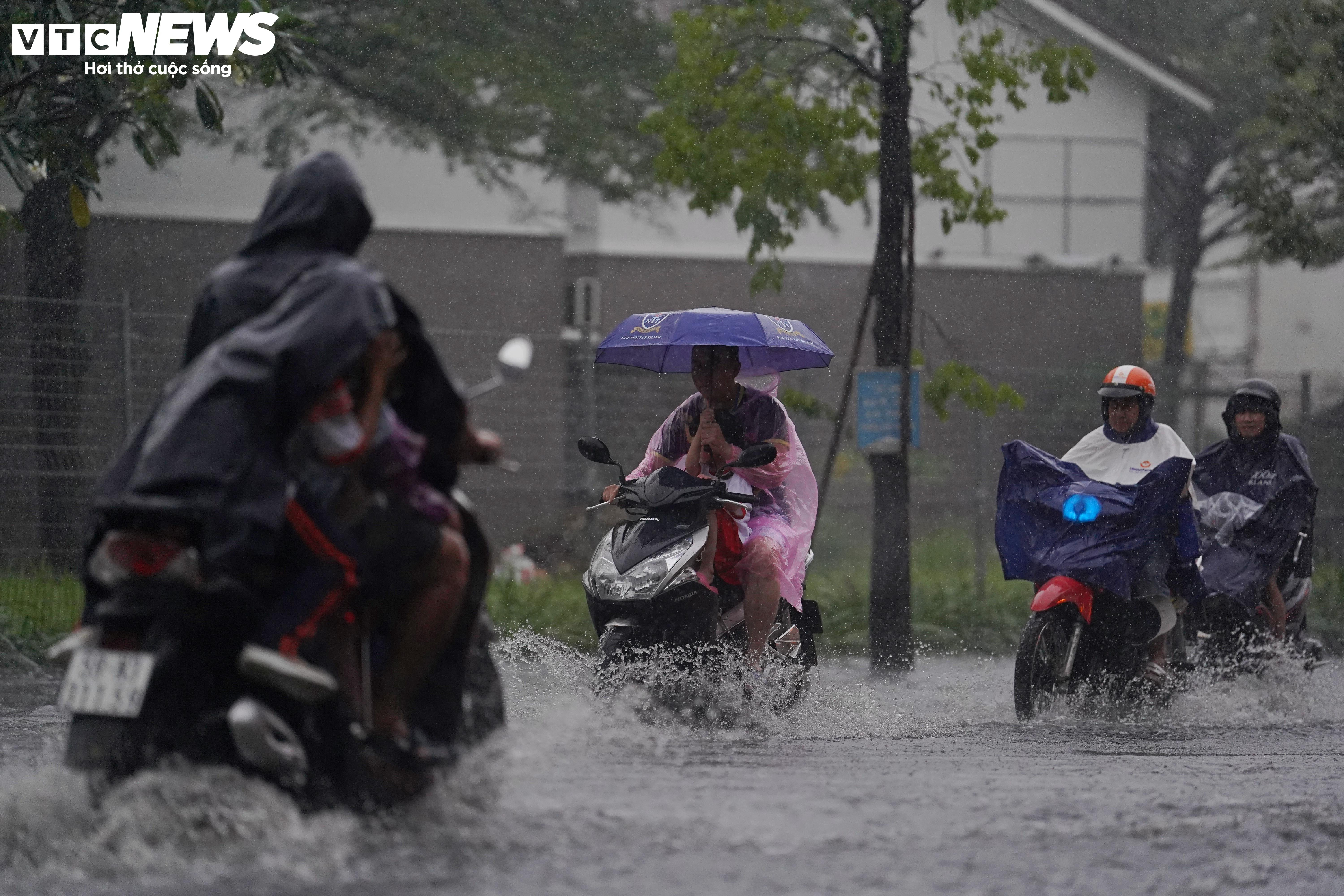 Mưa dông trái mùa, nhiều tuyến đường ở TP.HCM ngập sâu - 7