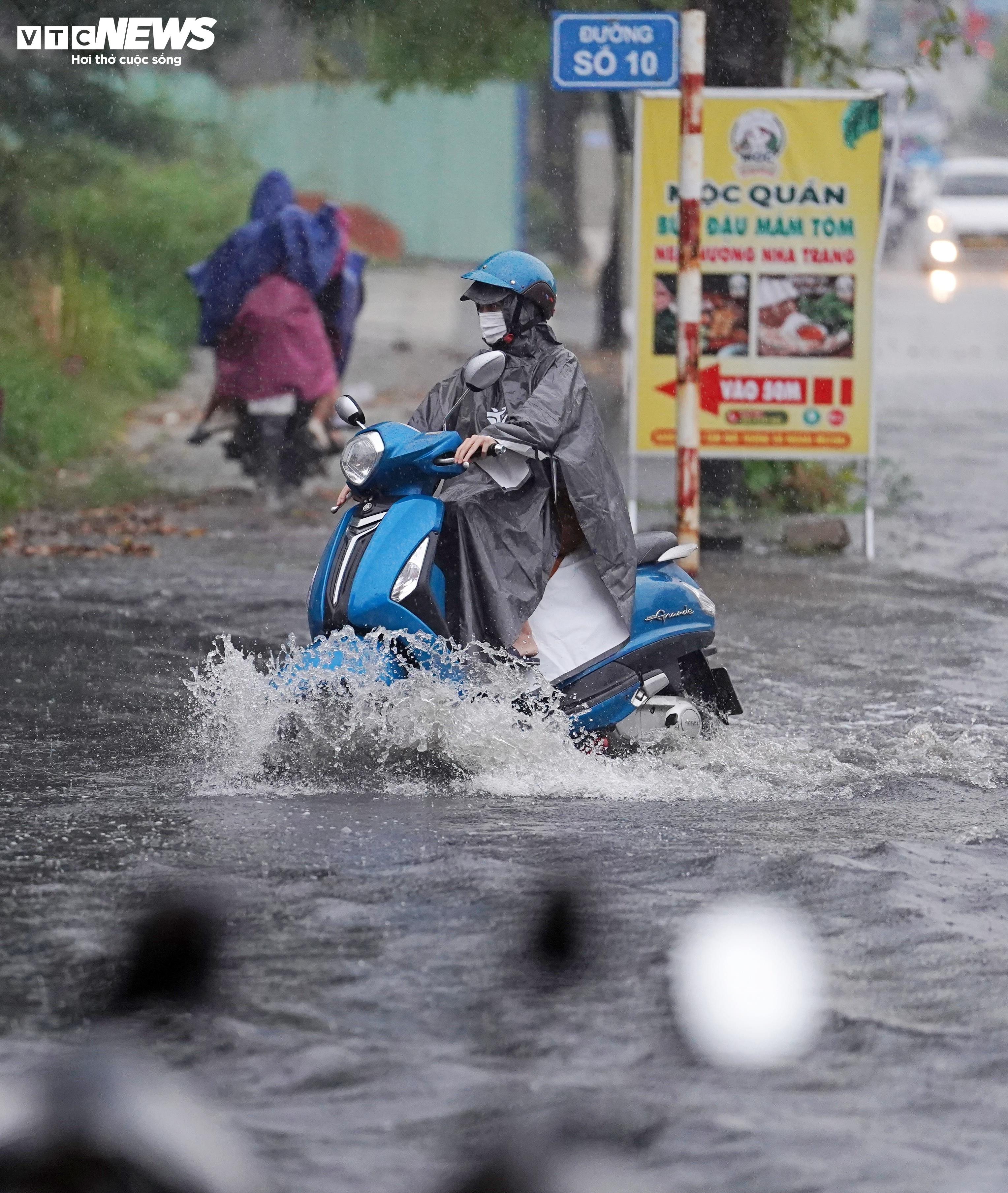 Mưa dông trái mùa, nhiều tuyến đường ở TP.HCM ngập sâu - 3