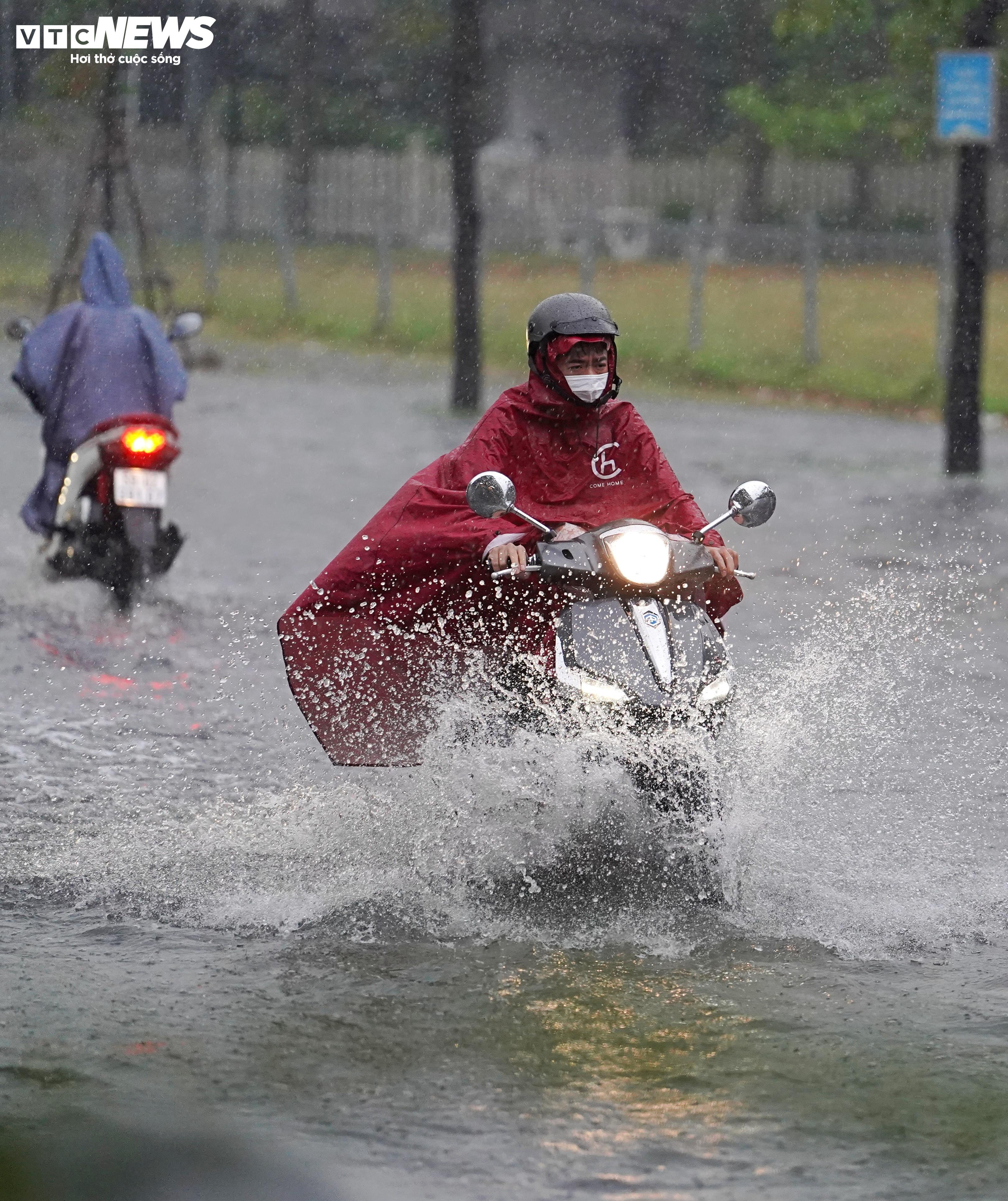 Mưa dông trái mùa, nhiều tuyến đường ở TP.HCM ngập sâu - 11