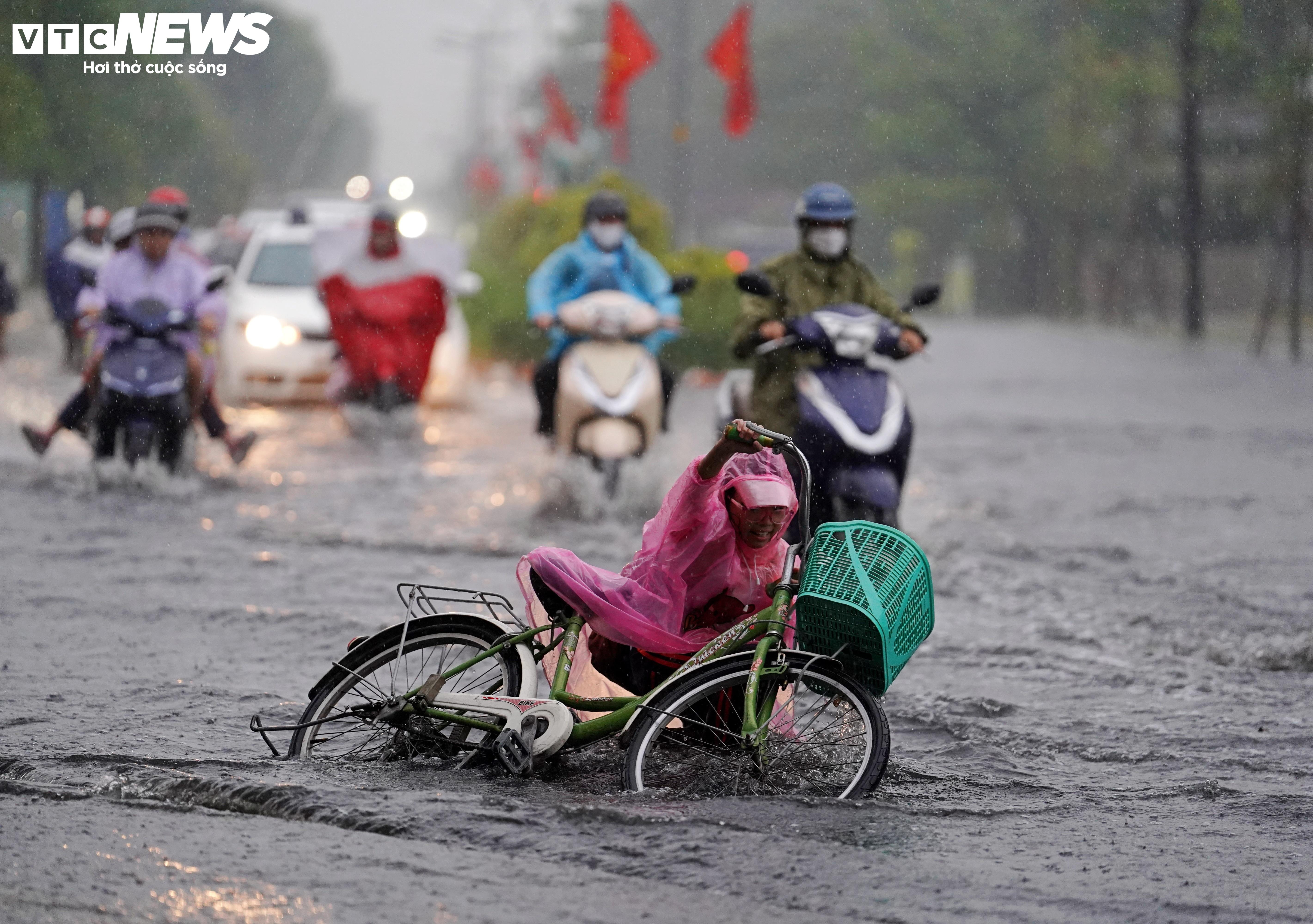 Mưa dông trái mùa, nhiều tuyến đường ở TP.HCM ngập sâu - 8
