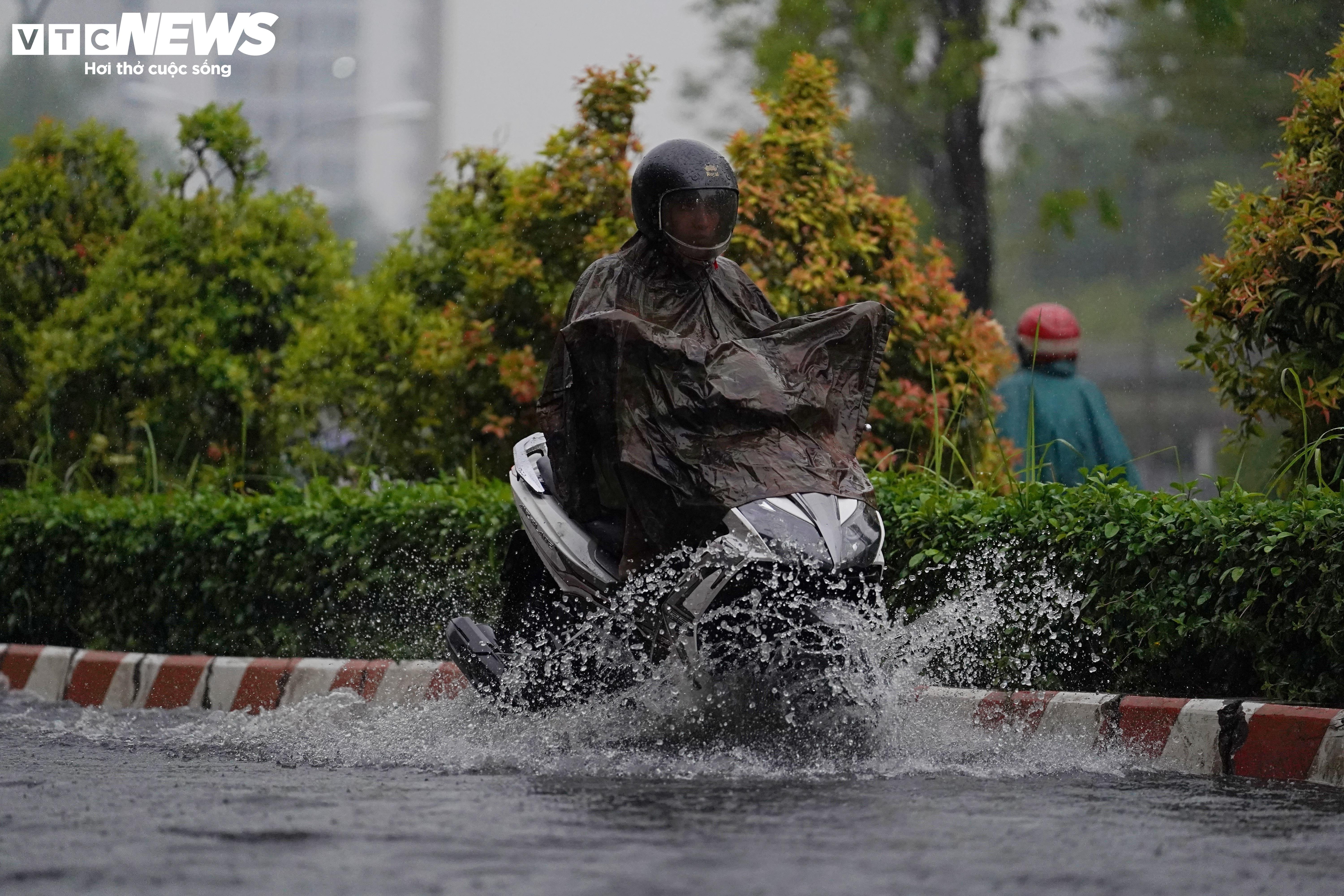 Mưa dông trái mùa, nhiều tuyến đường ở TP.HCM ngập sâu - 16