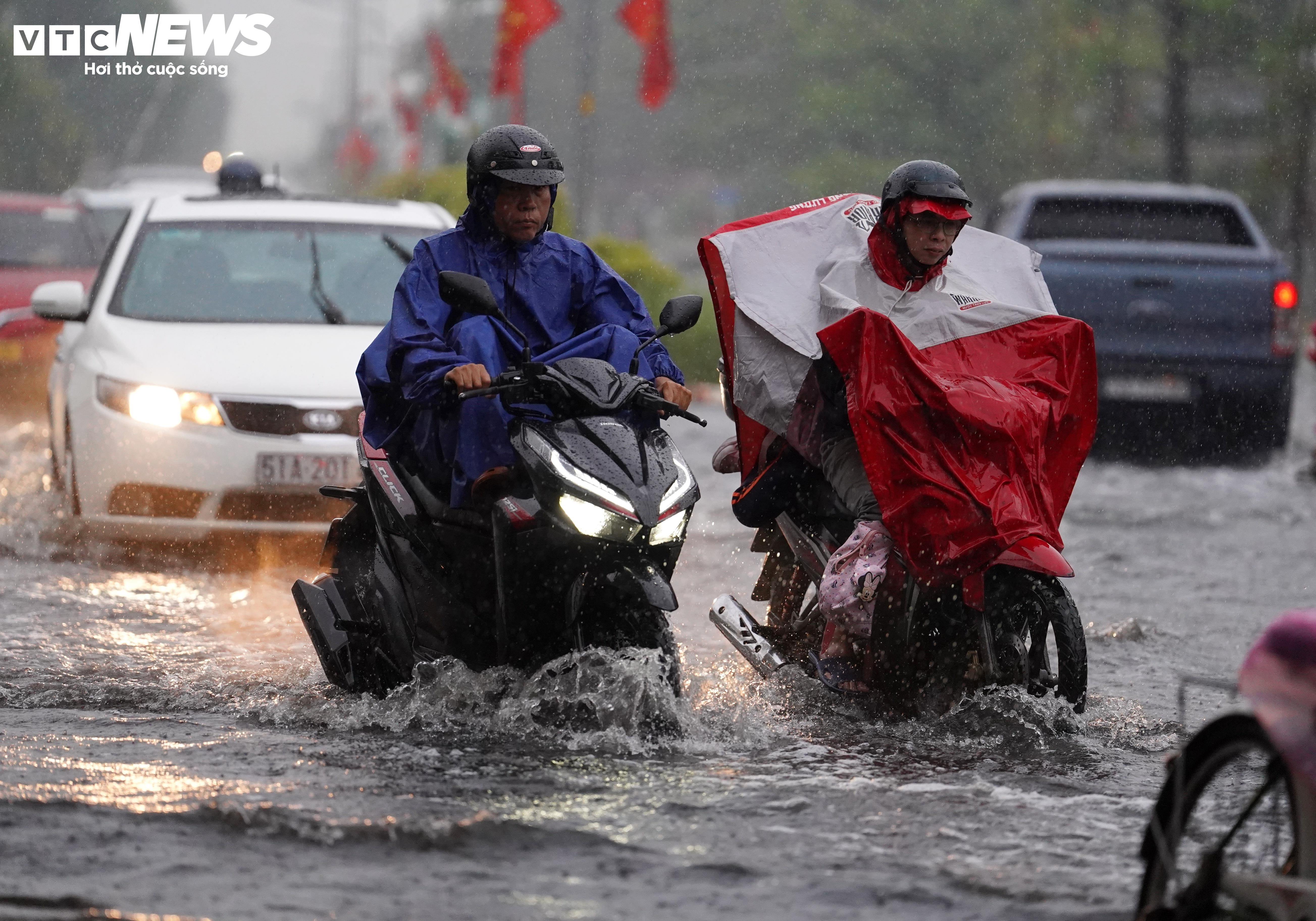 Mưa dông trái mùa, nhiều tuyến đường ở TP.HCM ngập sâu - 4