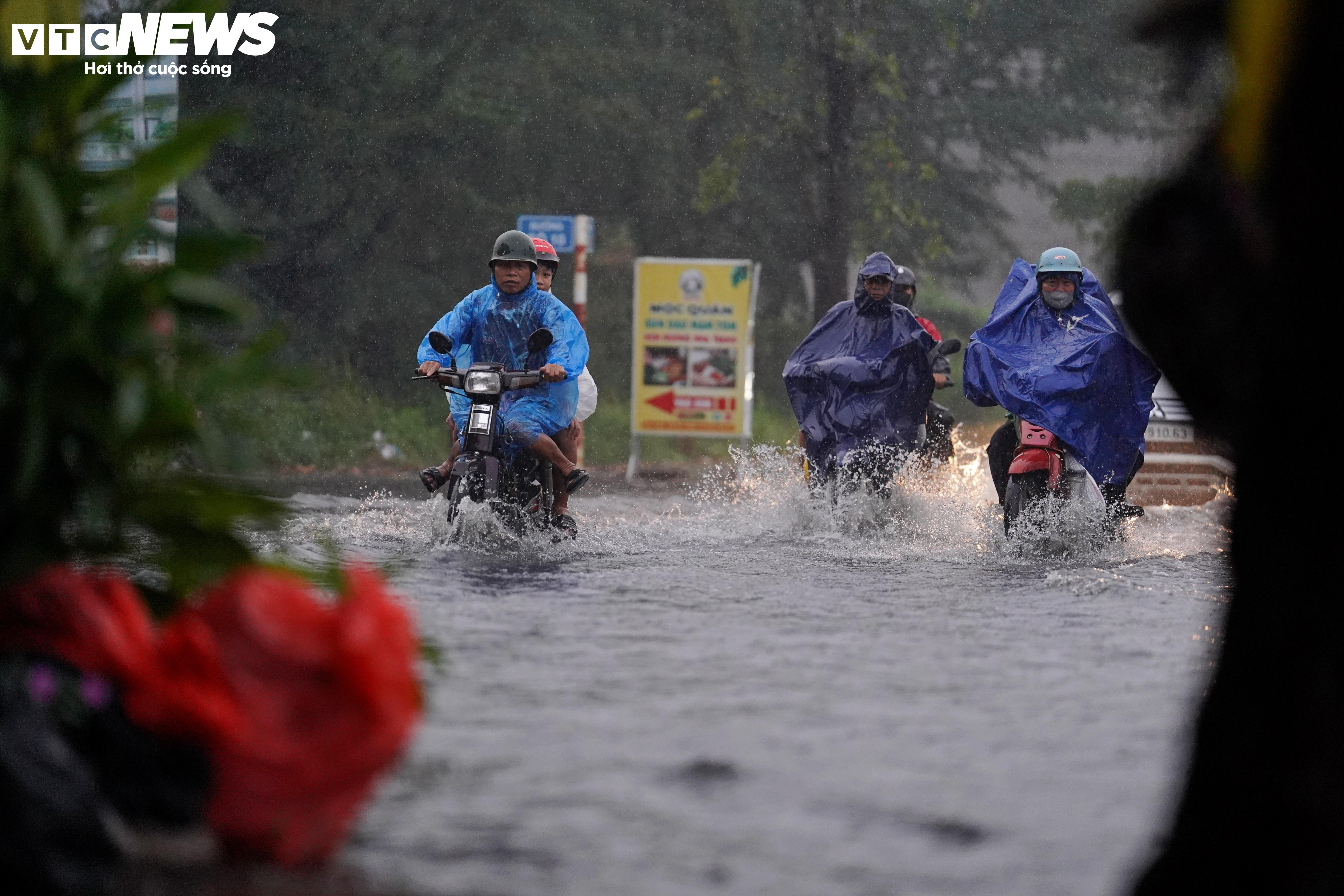 Mưa dông trái mùa, nhiều tuyến đường ở TP.HCM ngập sâu - 10