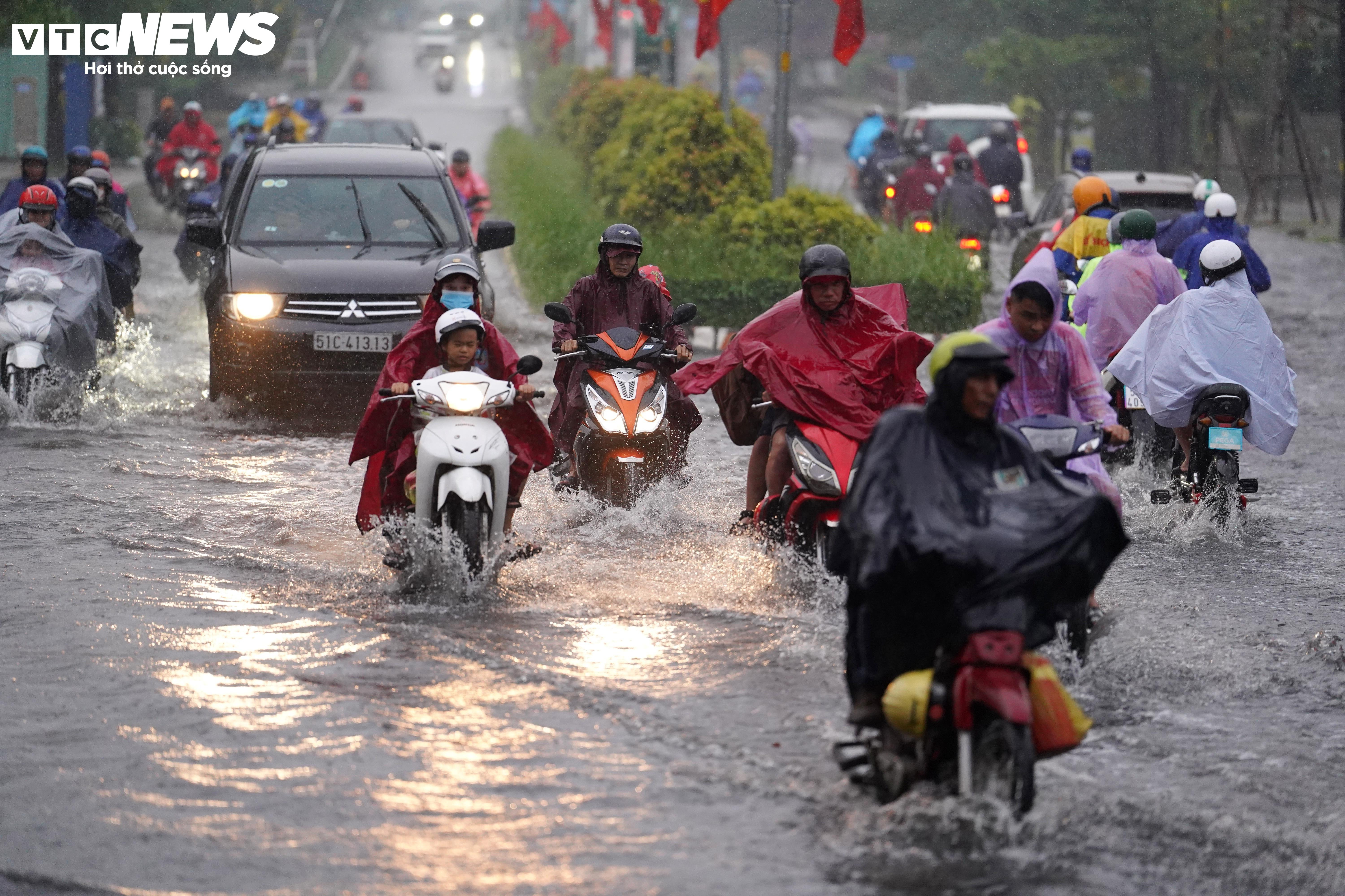 Mưa dông trái mùa, nhiều tuyến đường ở TP.HCM ngập sâu - 1