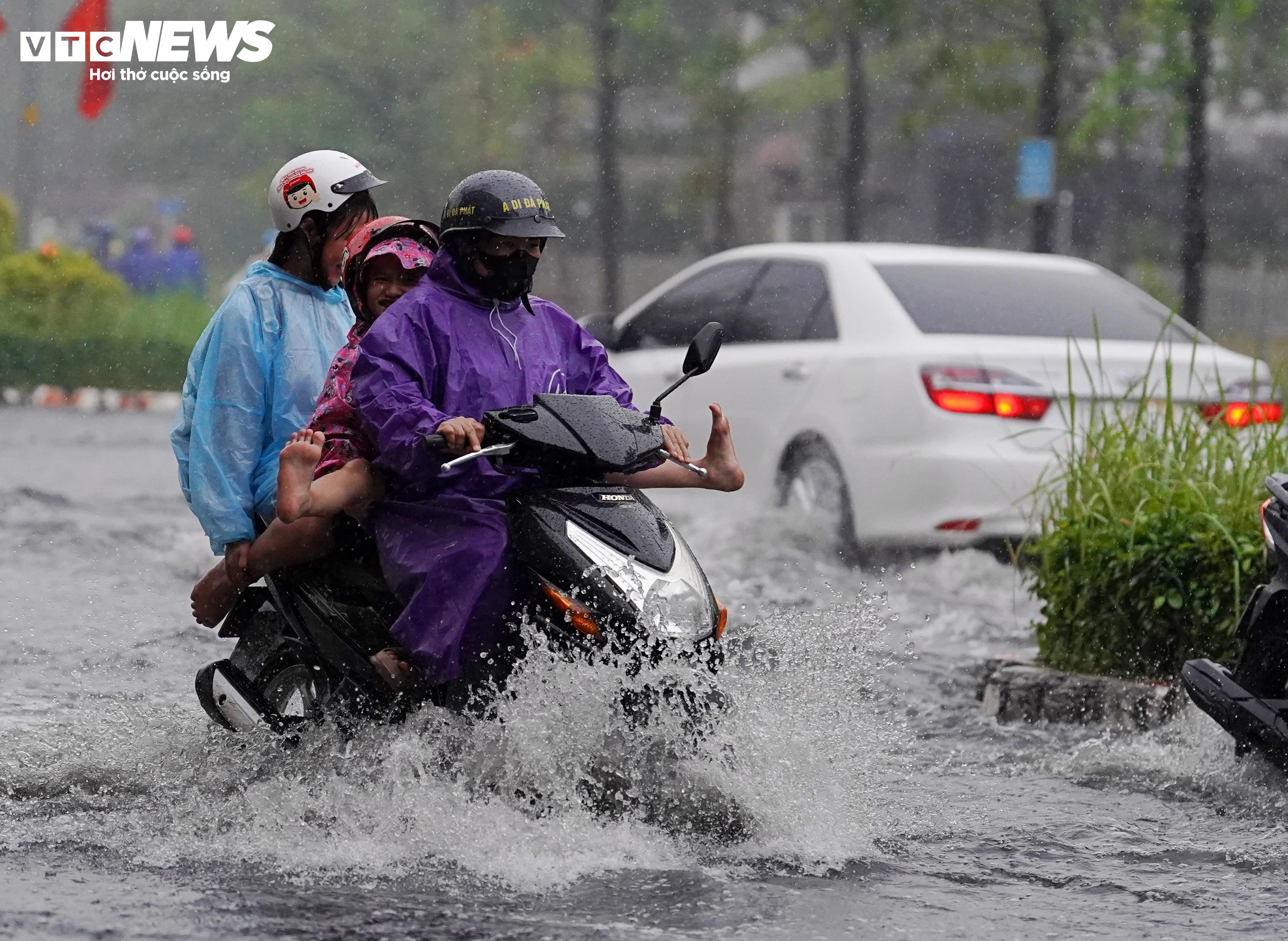 Mưa dông trái mùa, nhiều tuyến đường ở TP.HCM ngập sâu - 9
