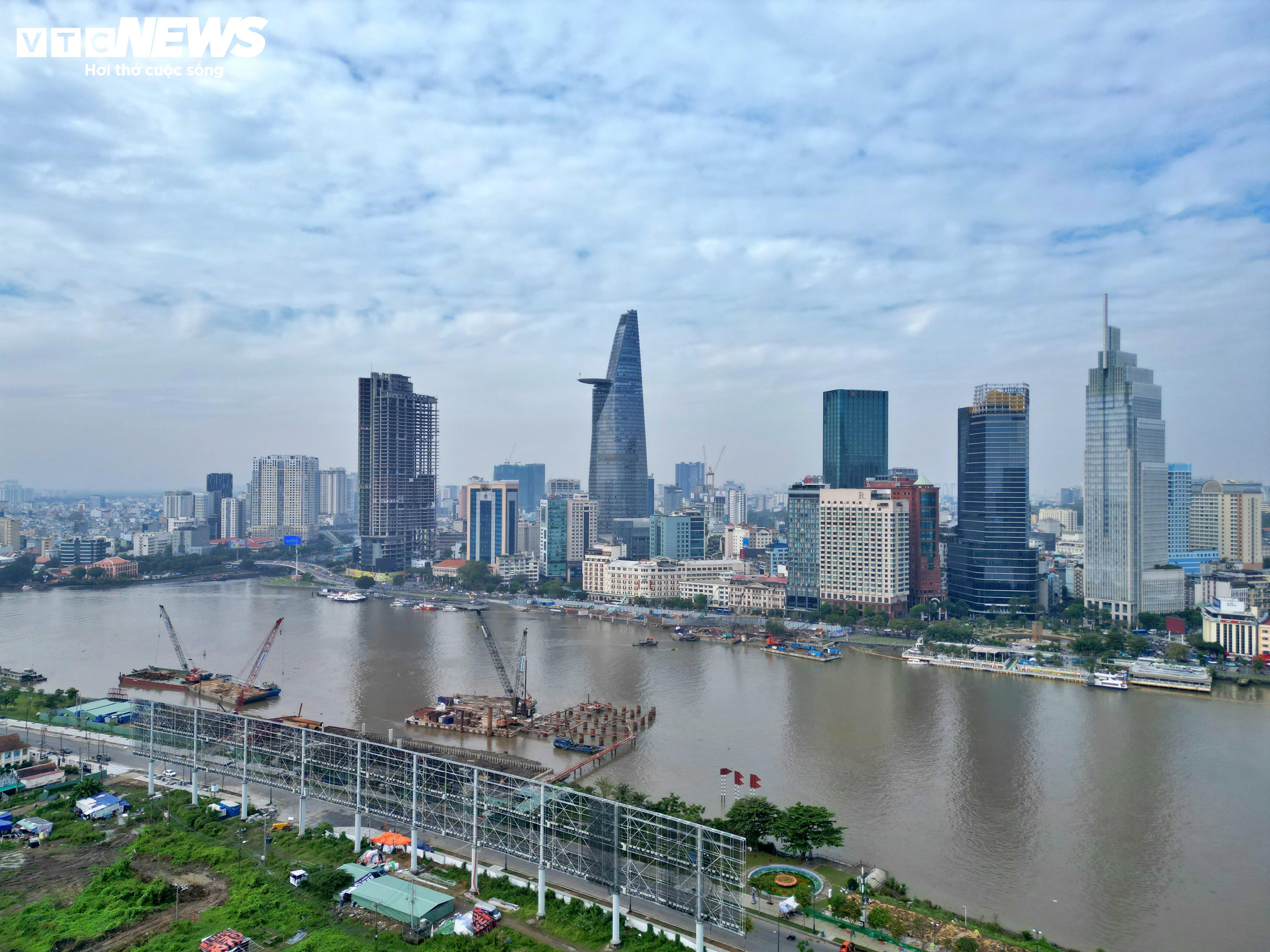 Cầu đi bộ nghìn tỷ qua sông Sài Gòn dần lộ diện sau 9 tháng thi công - 12