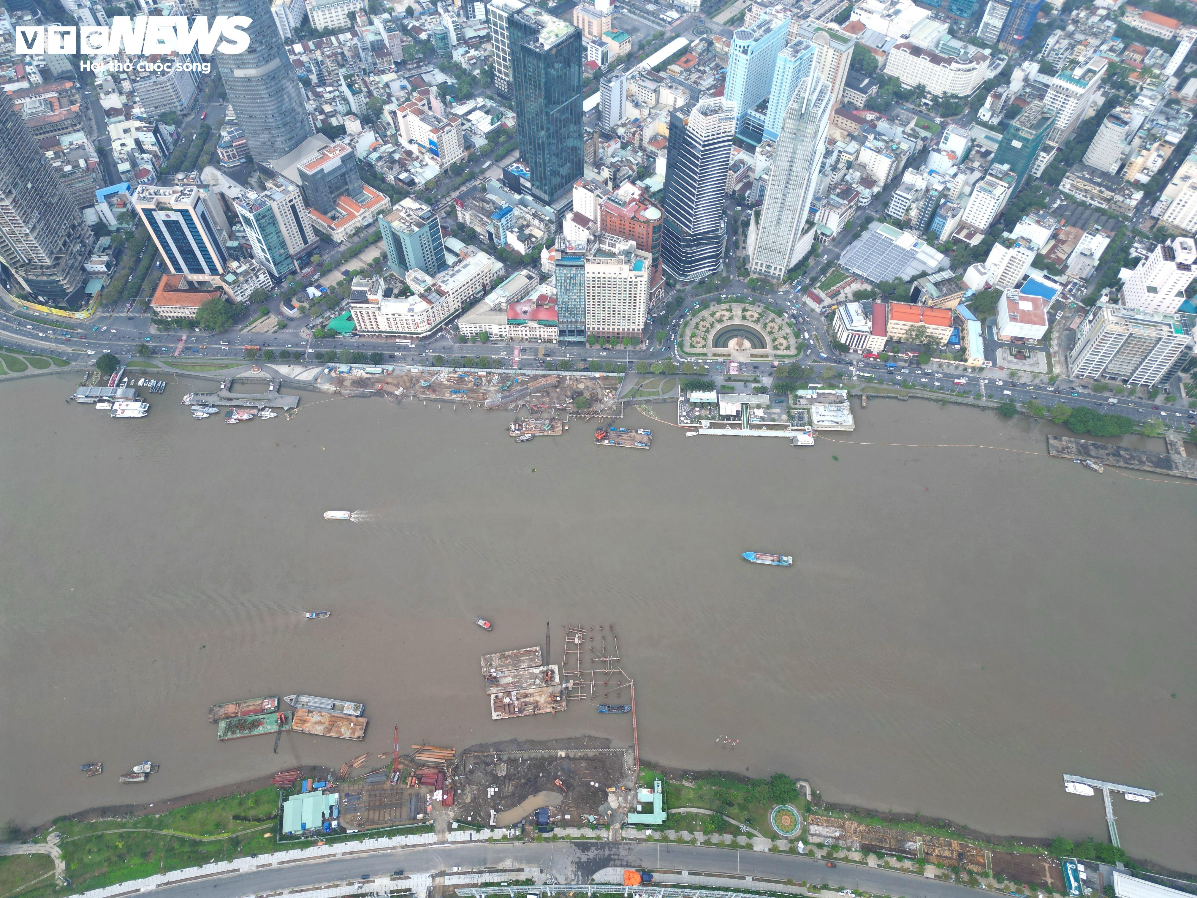 Cầu đi bộ nghìn tỷ qua sông Sài Gòn dần lộ diện sau 9 tháng thi công - 1