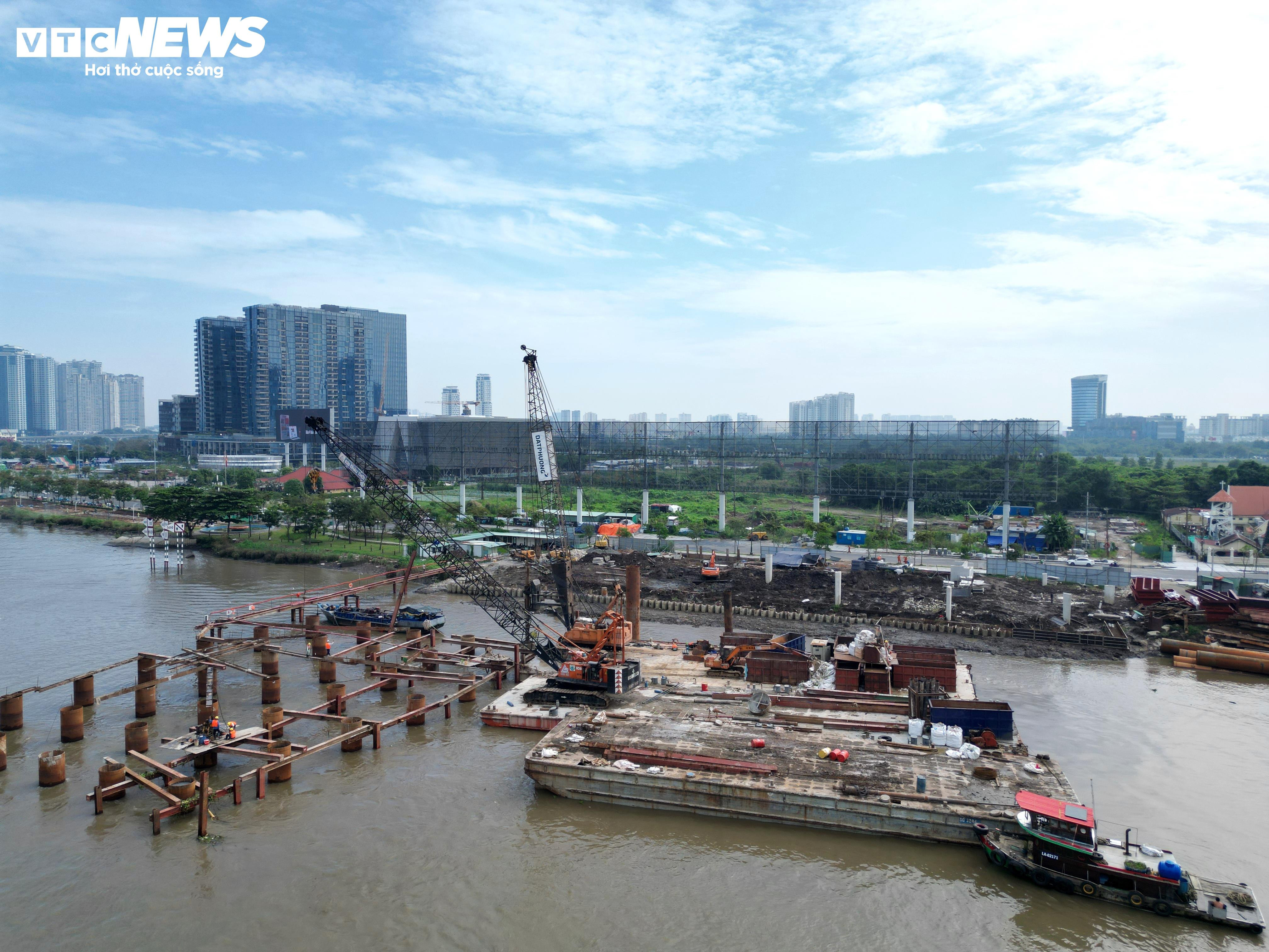Cầu đi bộ nghìn tỷ qua sông Sài Gòn dần lộ diện sau 9 tháng thi công - 2