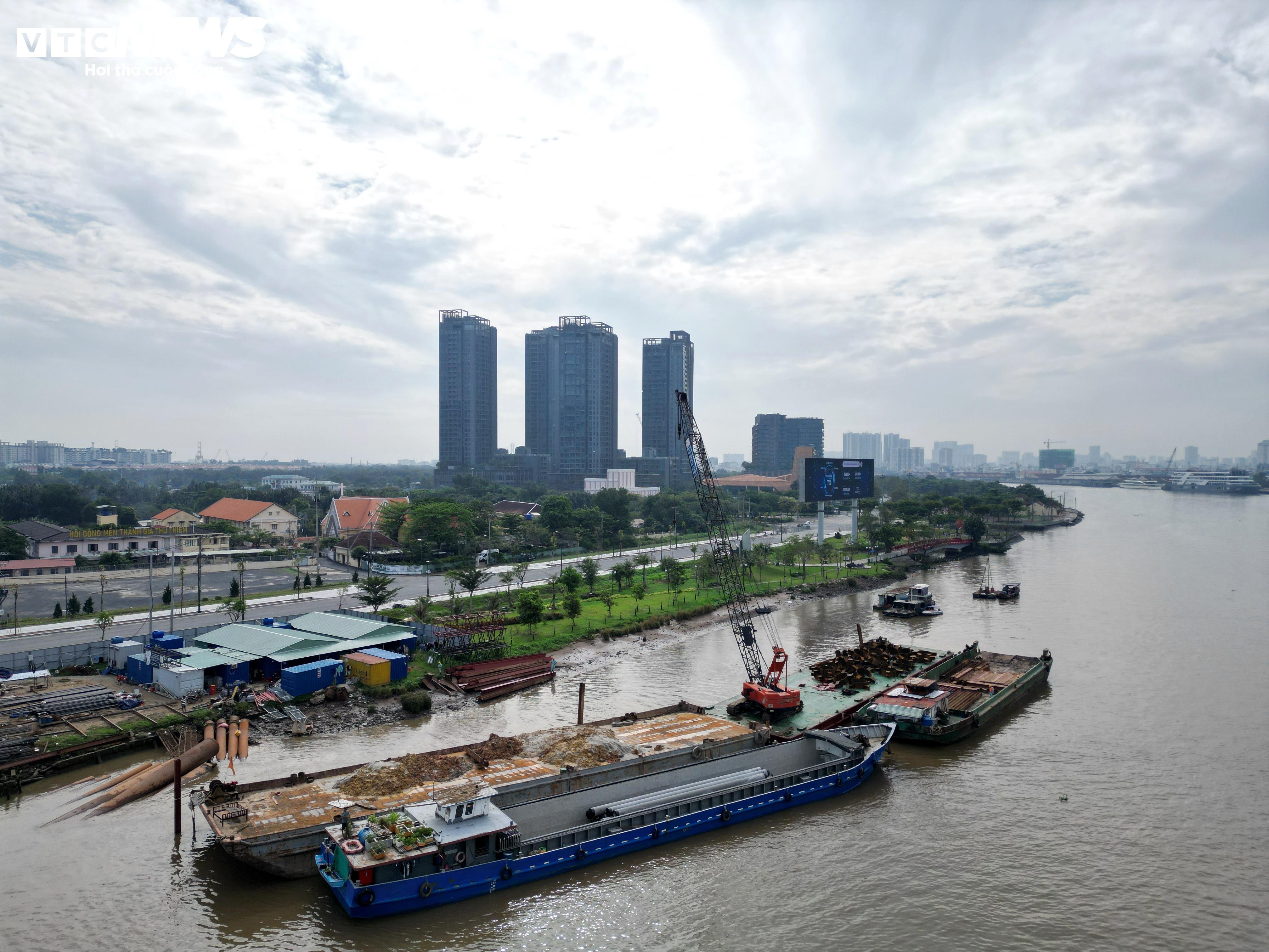 Cầu đi bộ nghìn tỷ qua sông Sài Gòn dần lộ diện sau 9 tháng thi công - 10