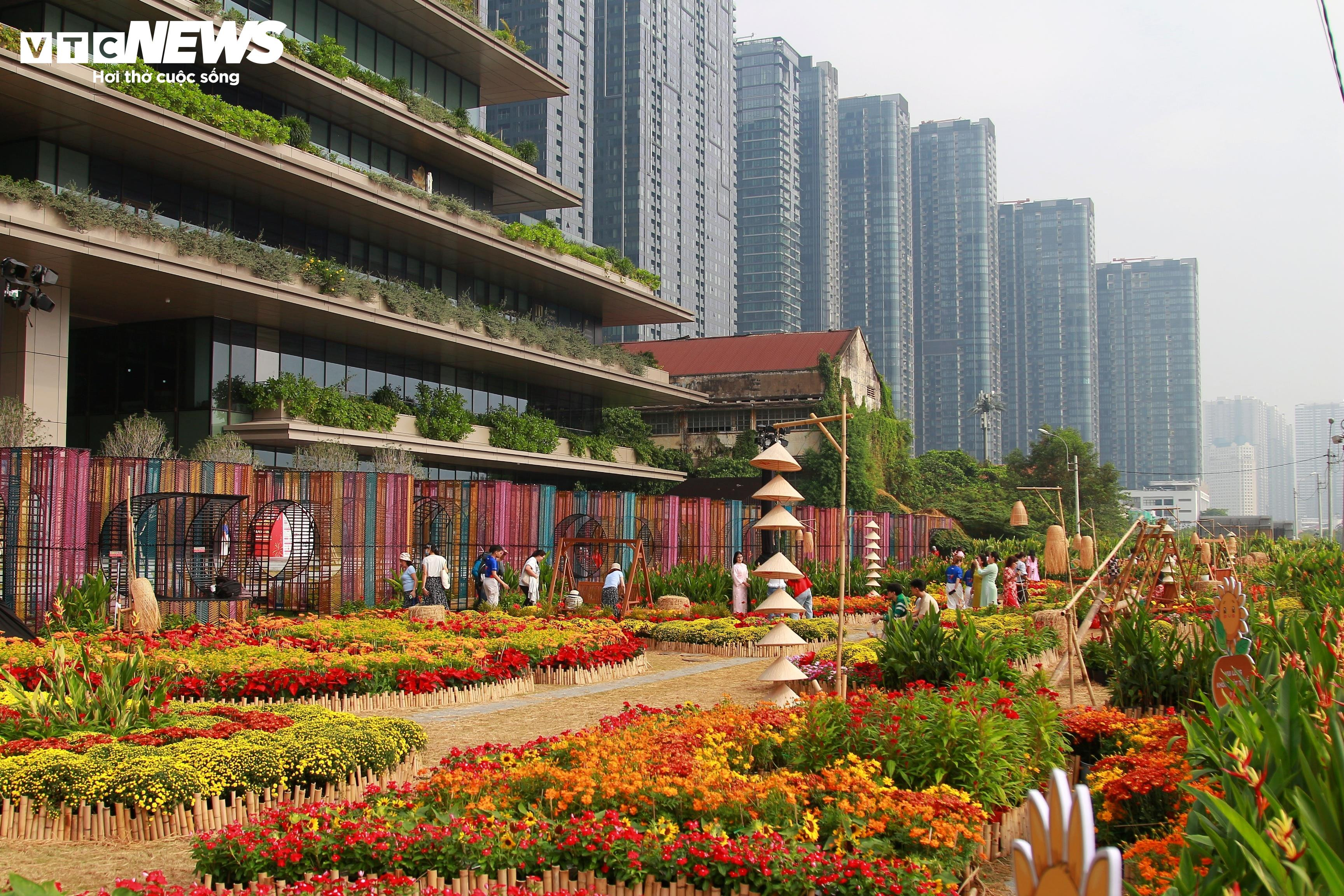 Sắc xuân ngập tràn từ vườn hoa ga Ba Son đến bờ sông Sài Gòn - 1