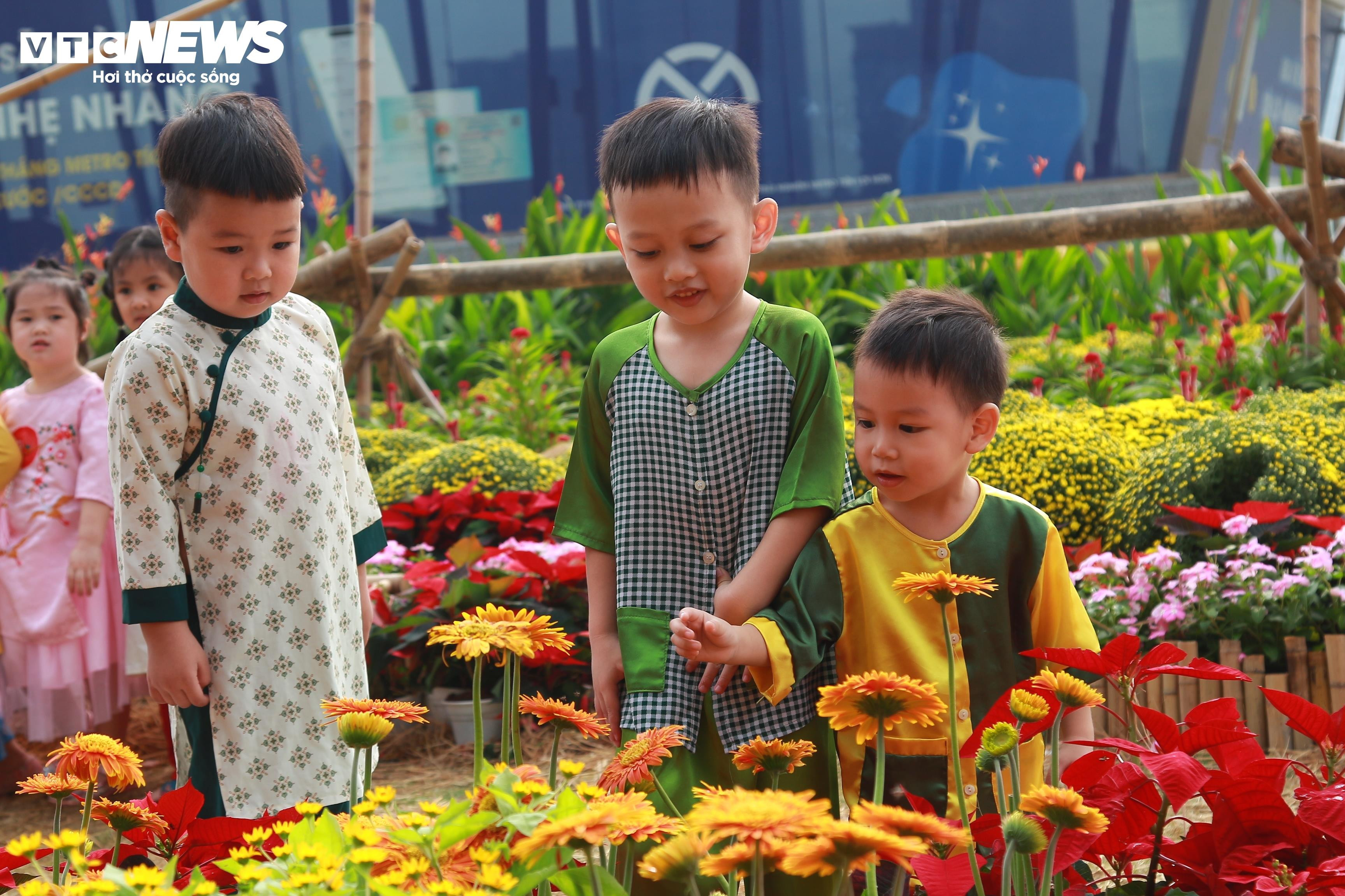 Sắc xuân ngập tràn từ vườn hoa ga Ba Son đến bờ sông Sài Gòn - 4