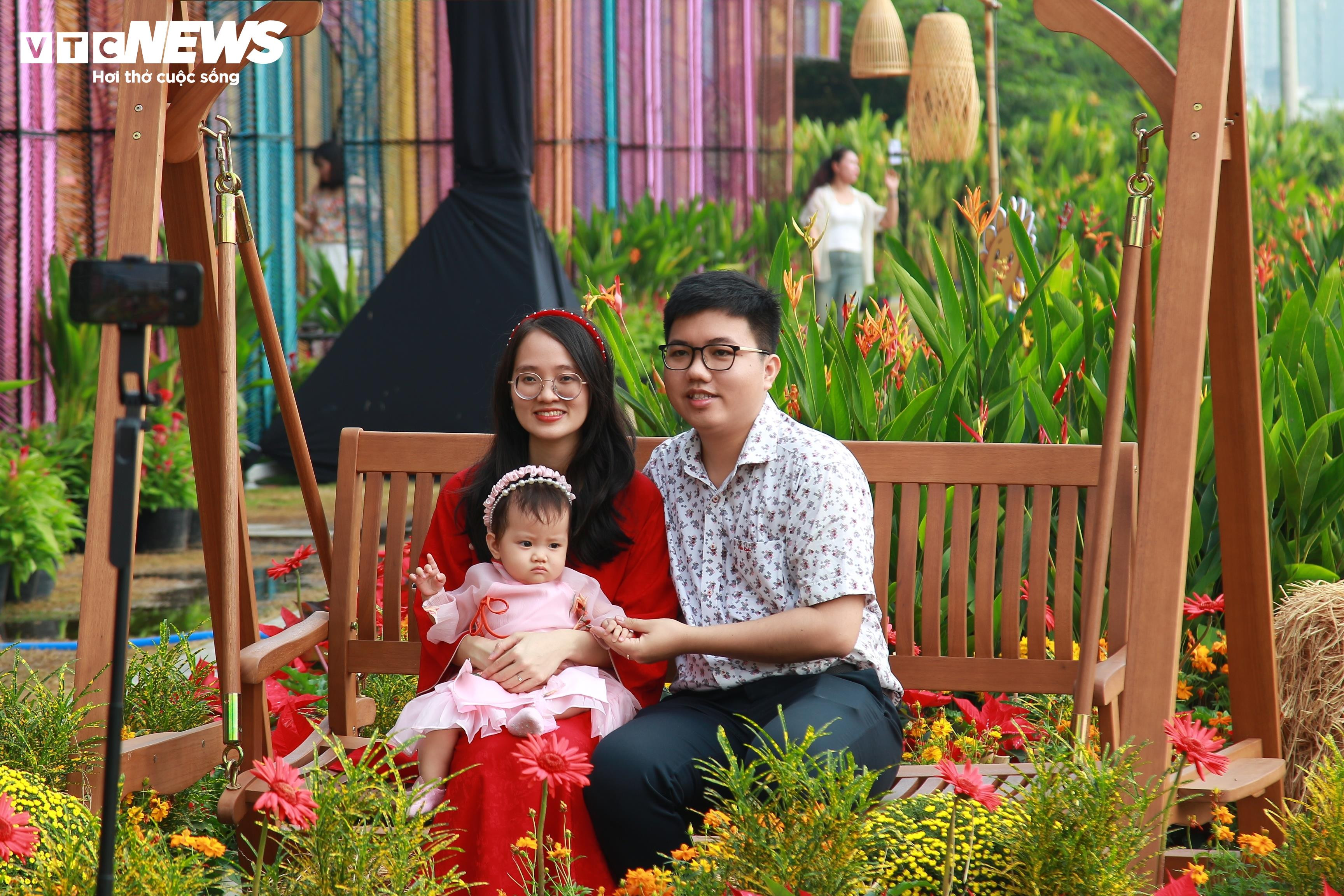 Sắc xuân ngập tràn từ vườn hoa ga Ba Son đến bờ sông Sài Gòn - 5