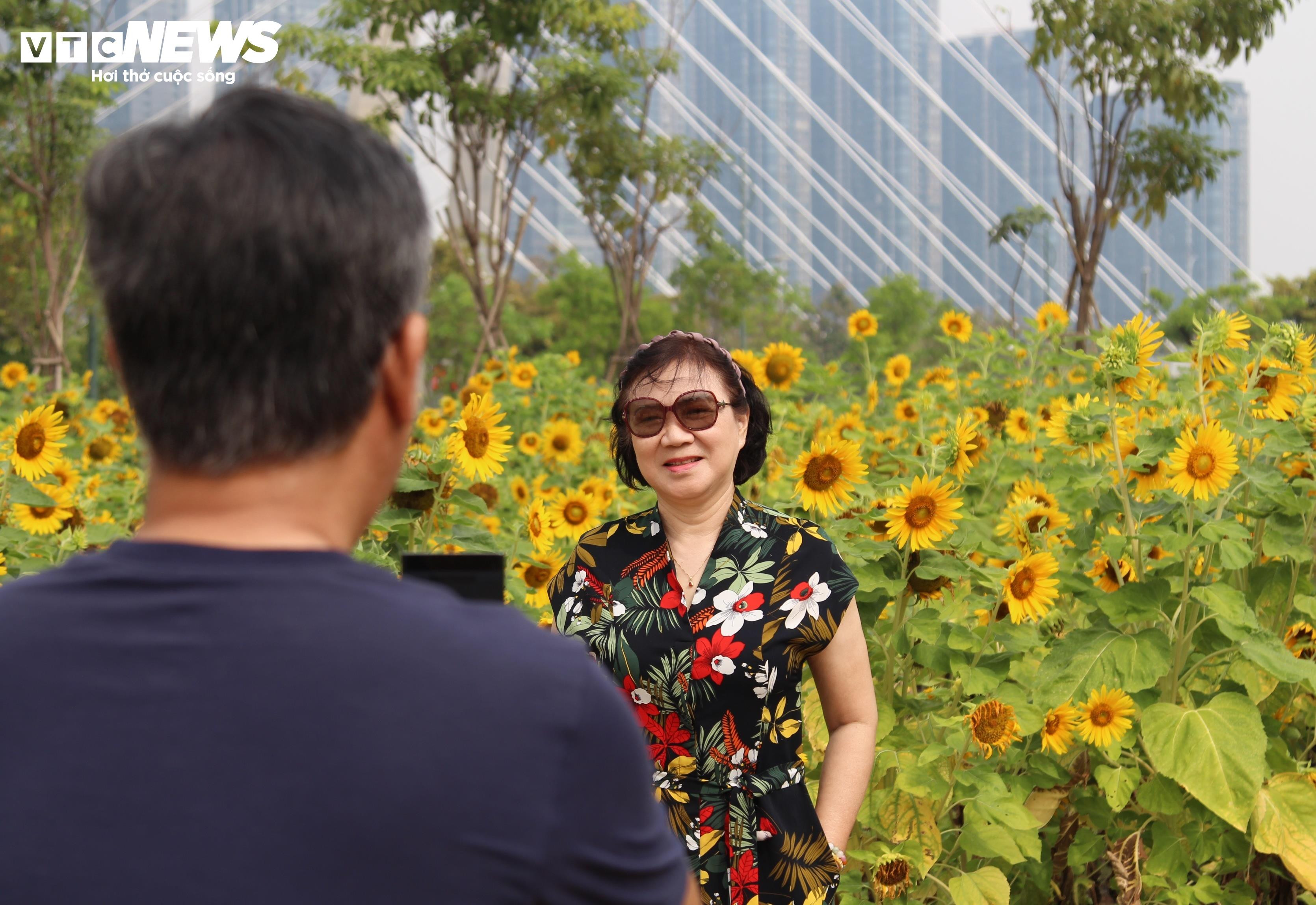 Sắc xuân ngập tràn từ vườn hoa ga Ba Son đến bờ sông Sài Gòn - 7