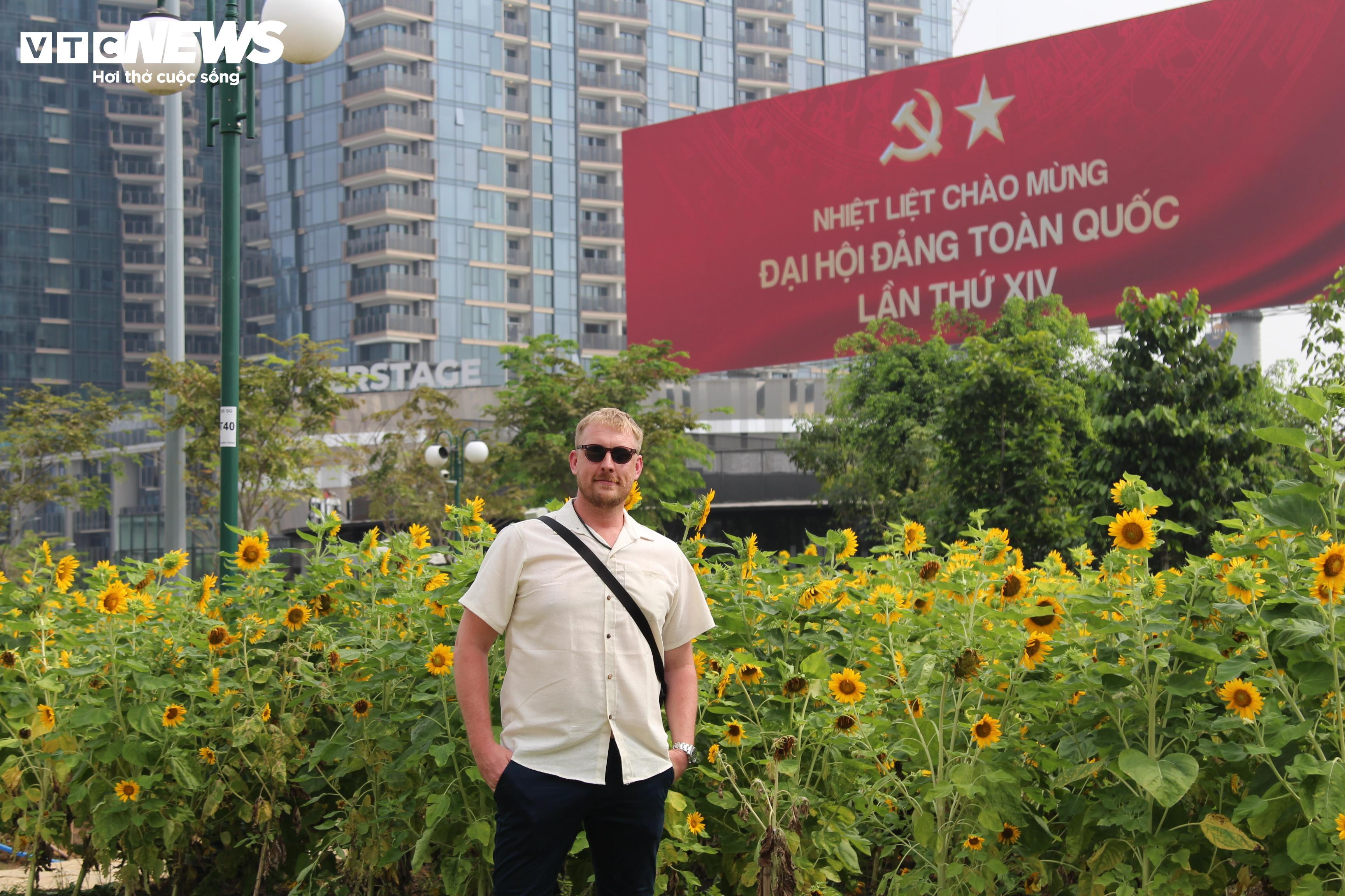 Sắc xuân ngập tràn từ vườn hoa ga Ba Son đến bờ sông Sài Gòn - 9