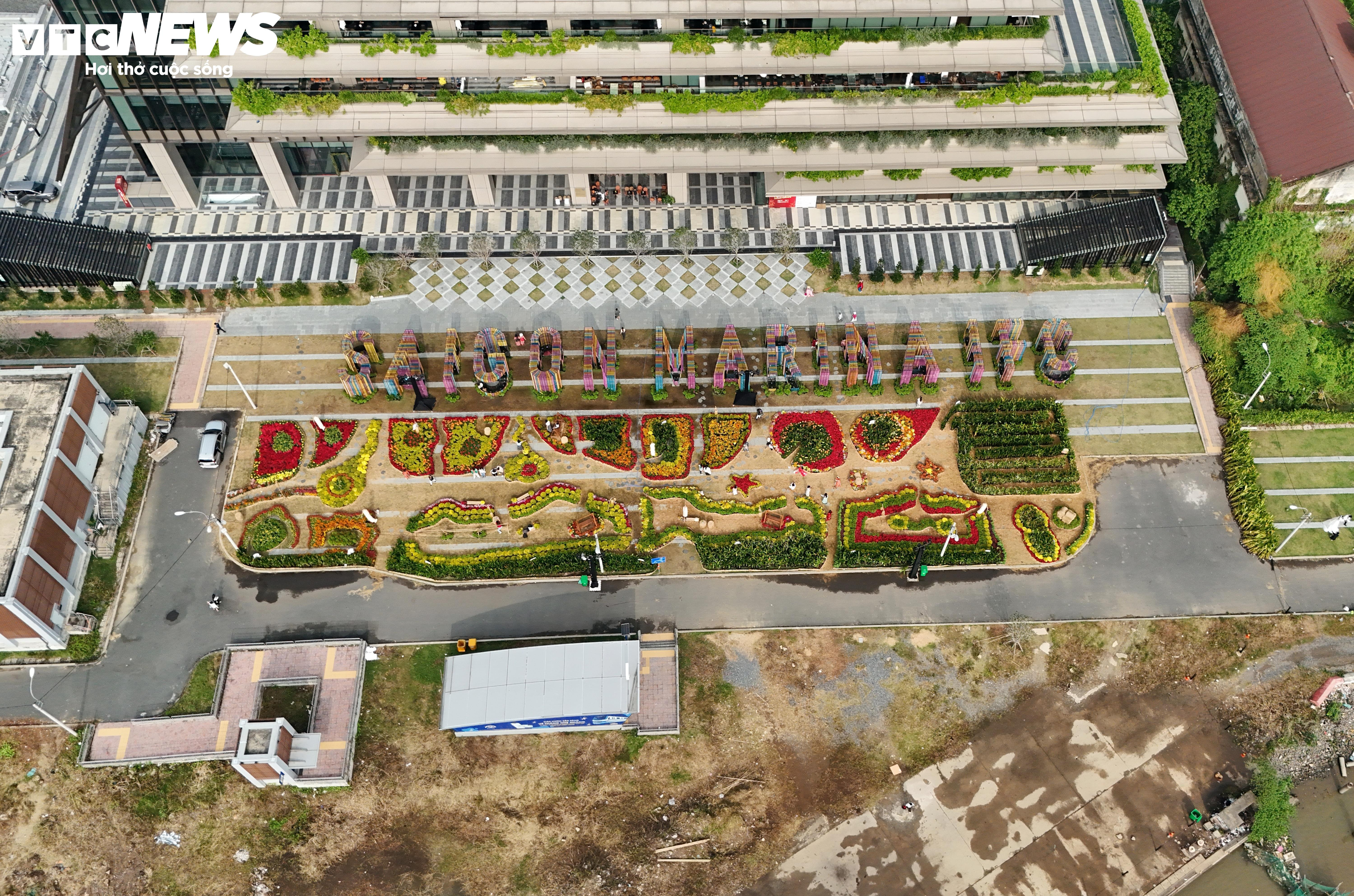 Sắc xuân ngập tràn từ vườn hoa ga Ba Son đến bờ sông Sài Gòn - 6