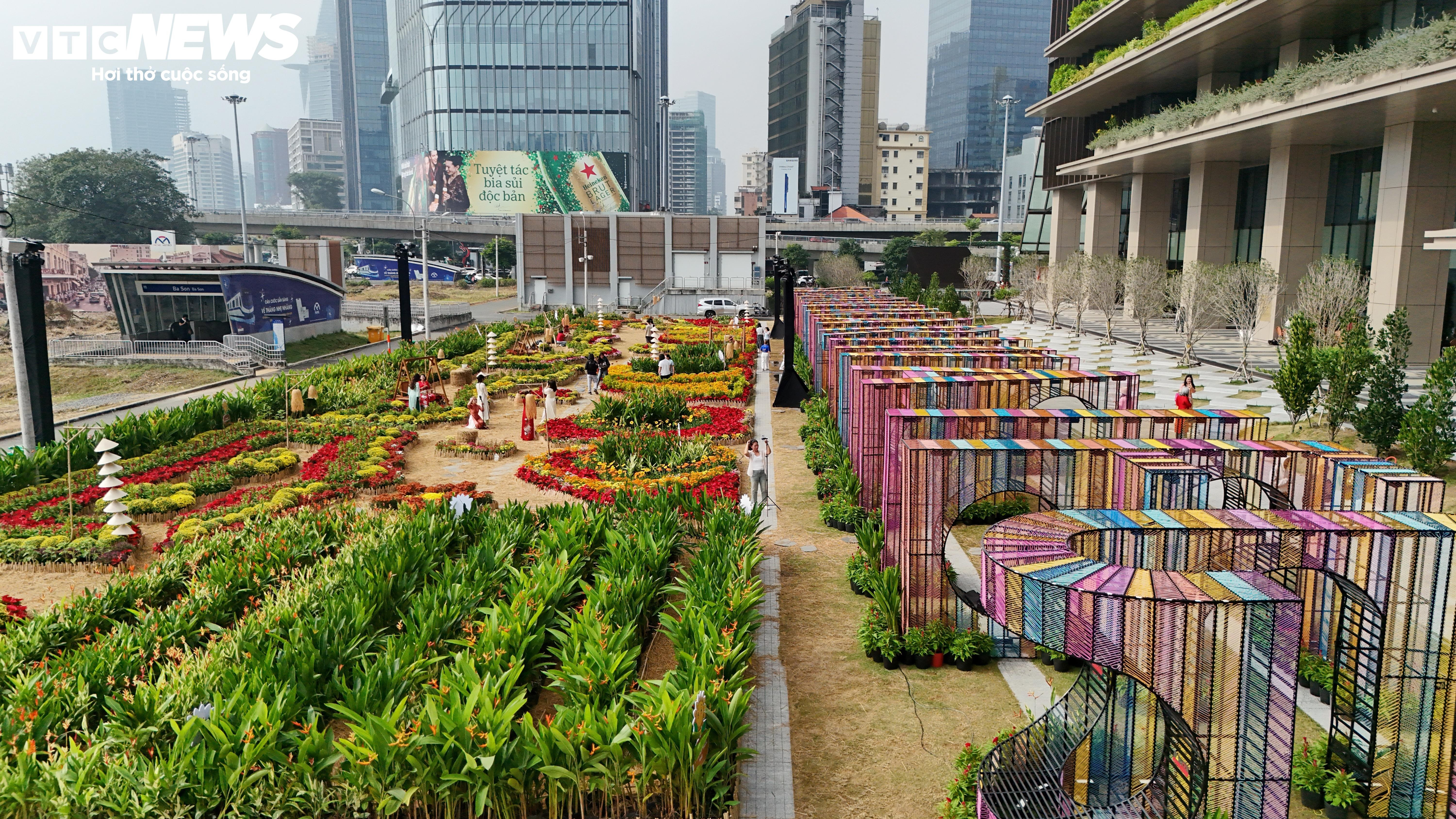 Sắc xuân ngập tràn từ vườn hoa ga Ba Son đến bờ sông Sài Gòn - 2