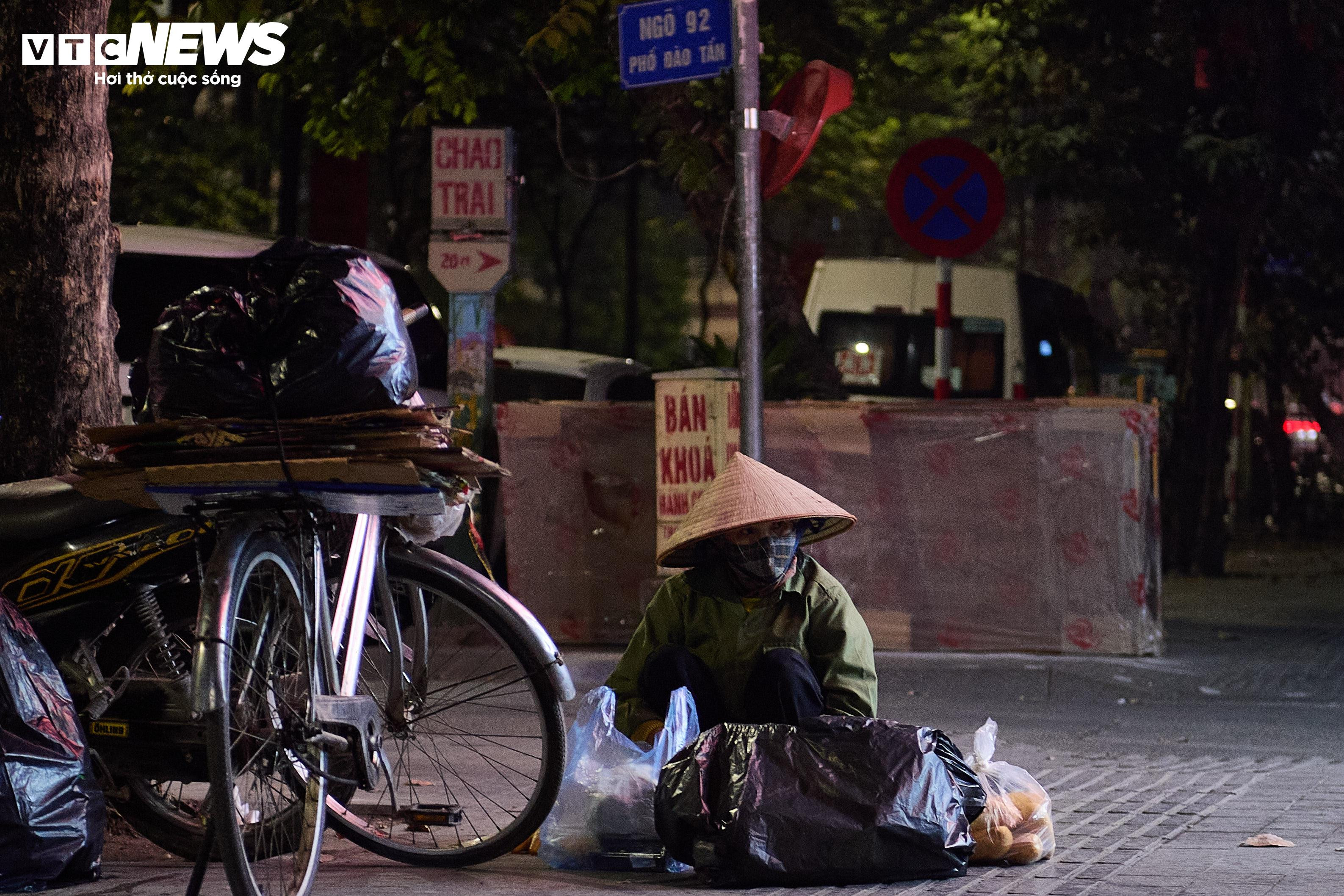 Người vô gia cư co ro bên vỉa hè Hà Nội giữa trời đông lạnh thấu xương - 19