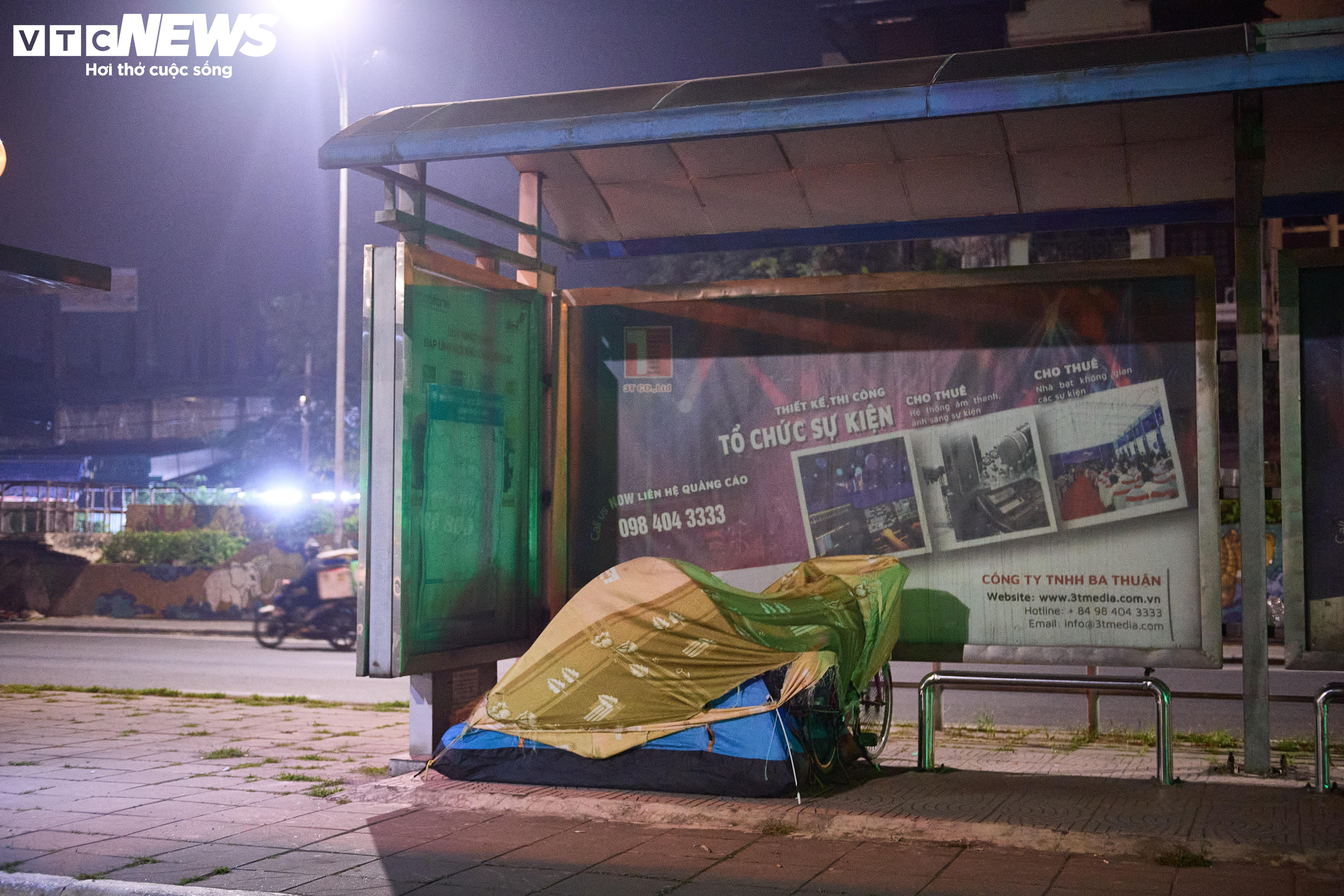 Người vô gia cư co ro bên vỉa hè Hà Nội giữa trời đông lạnh thấu xương - 10