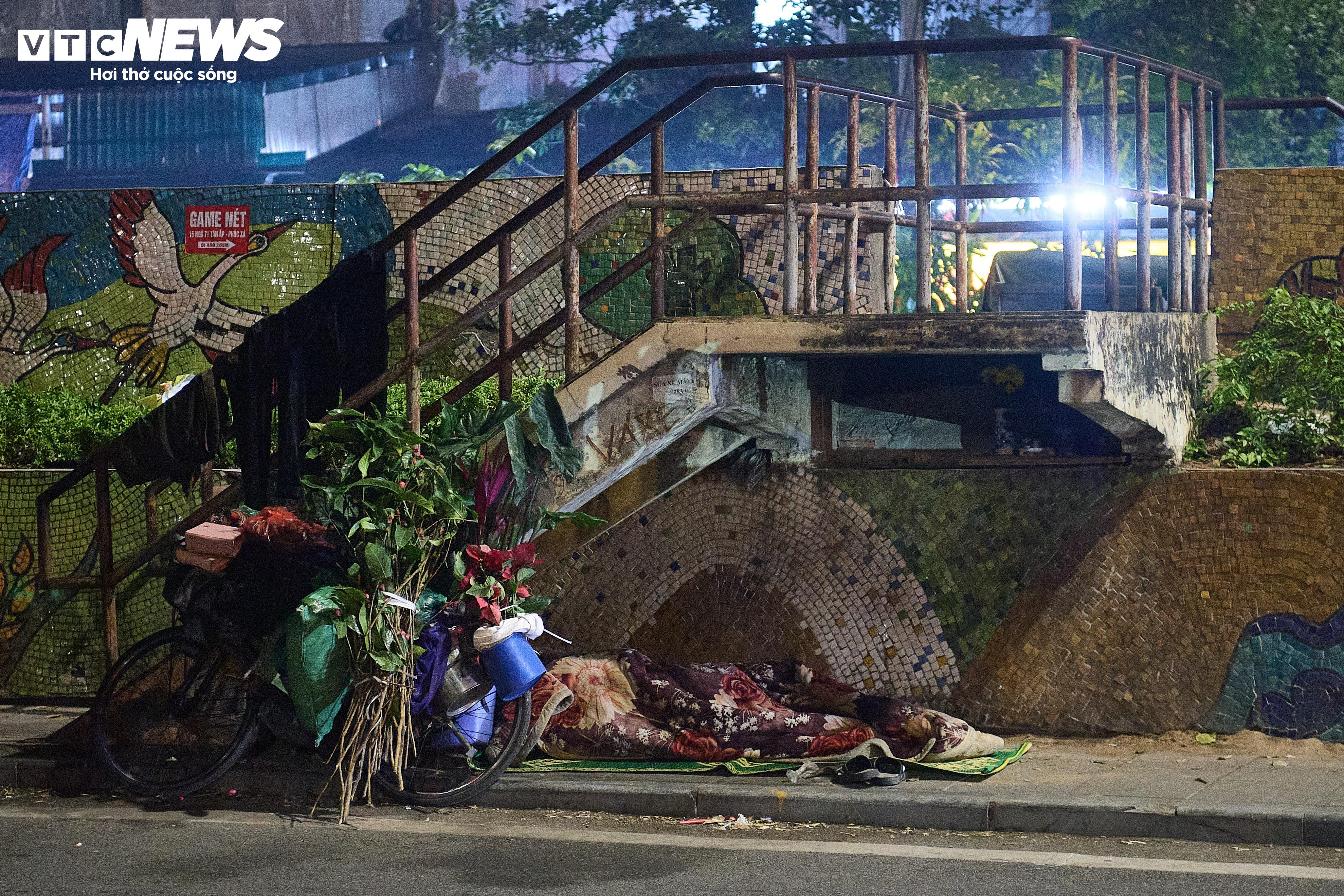 Người vô gia cư co ro bên vỉa hè Hà Nội giữa trời đông lạnh thấu xương - 11