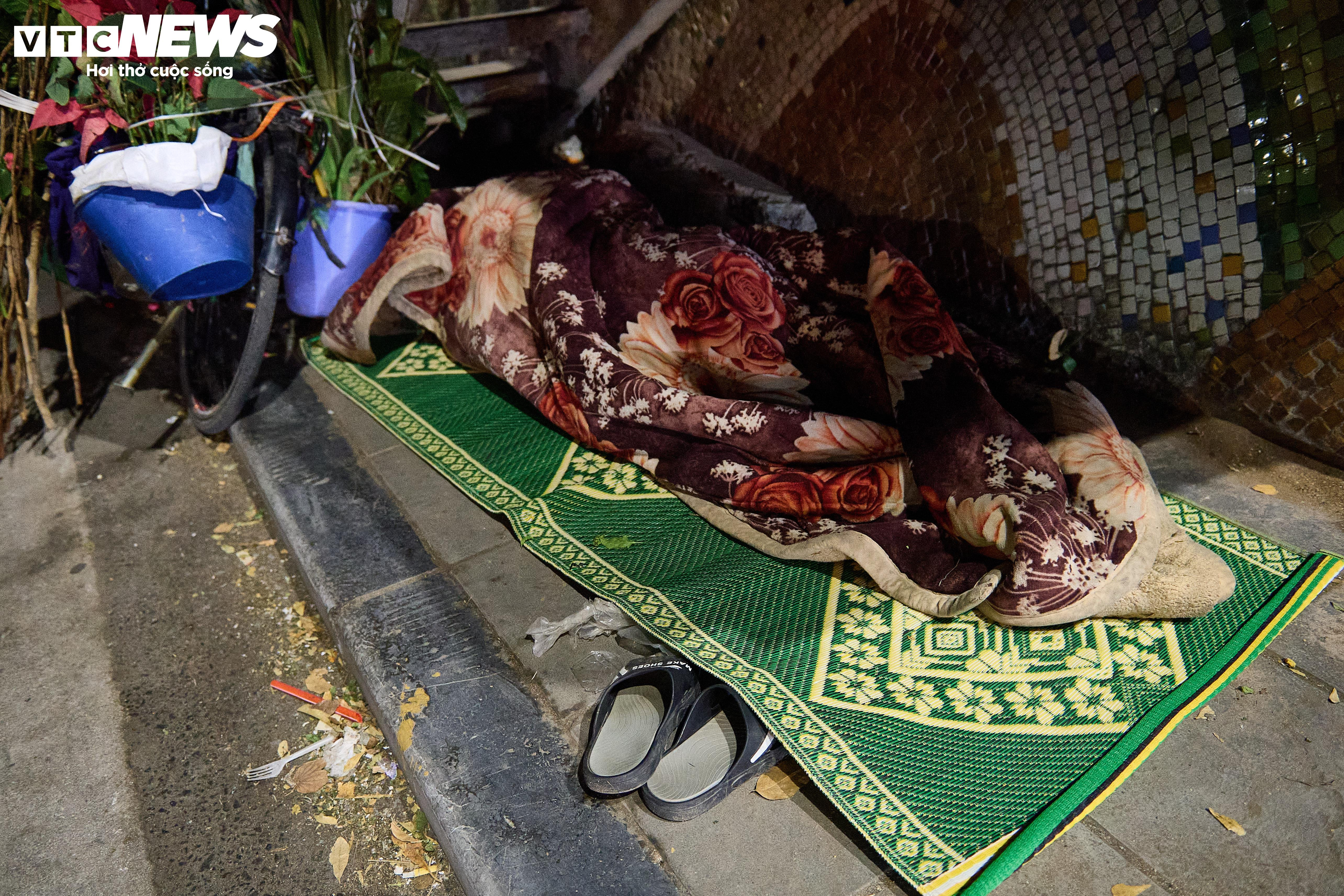 Người vô gia cư co ro bên vỉa hè Hà Nội giữa trời đông lạnh thấu xương - 6