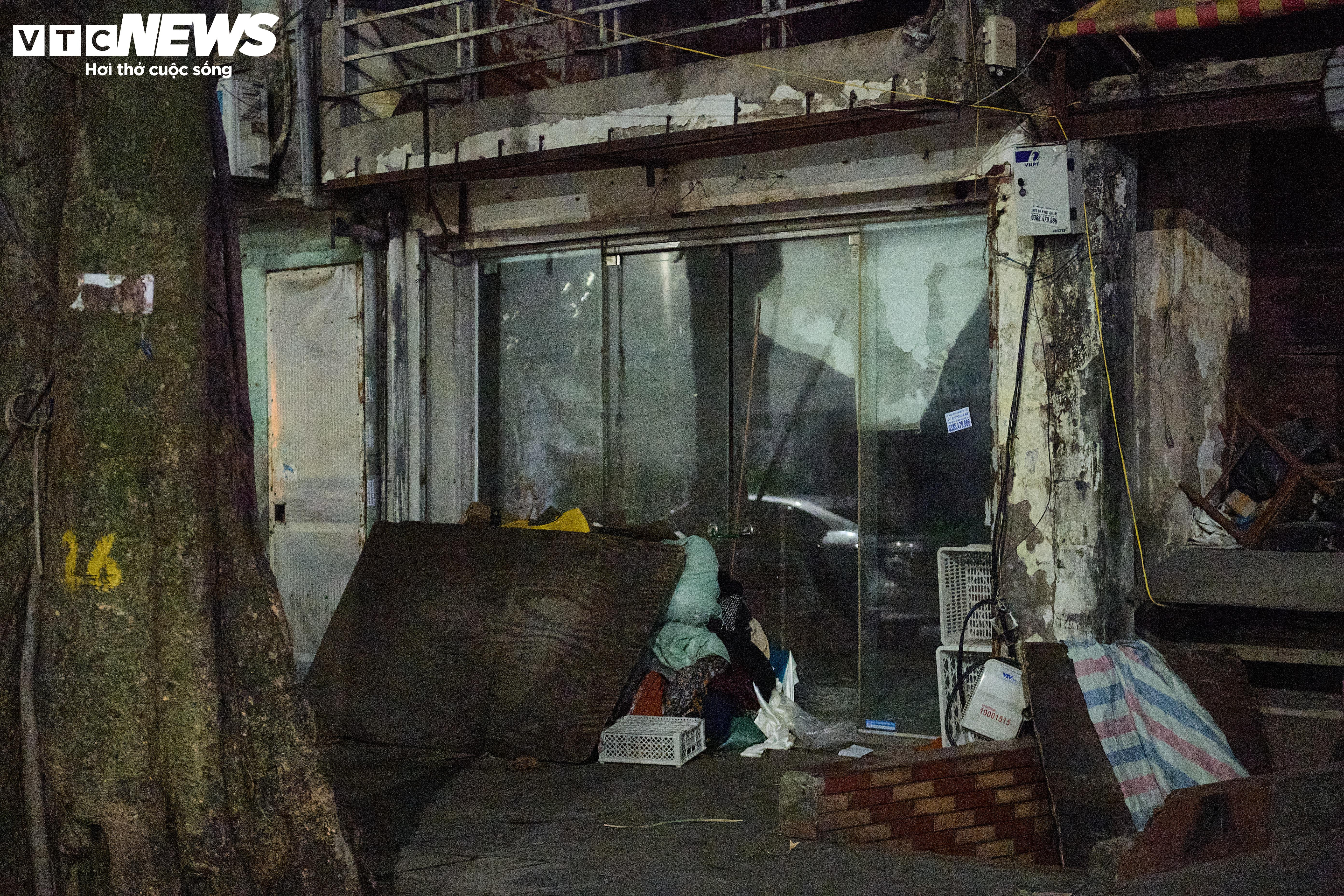 Người vô gia cư co ro bên vỉa hè Hà Nội giữa trời đông lạnh thấu xương - 9